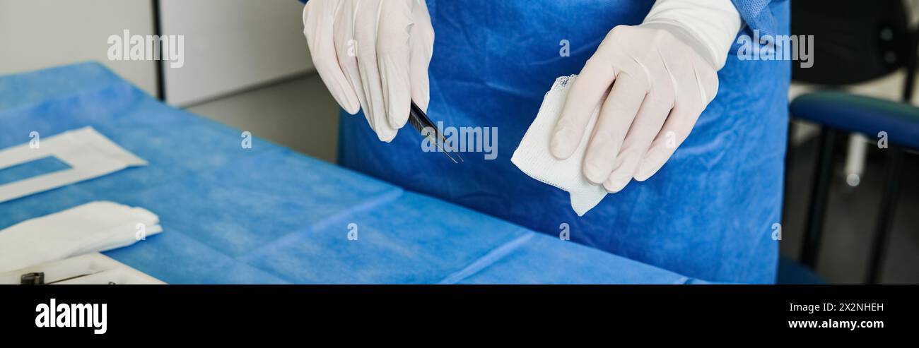 Una persona con guanti bianchi tiene in mano uno strumento medico. Foto Stock