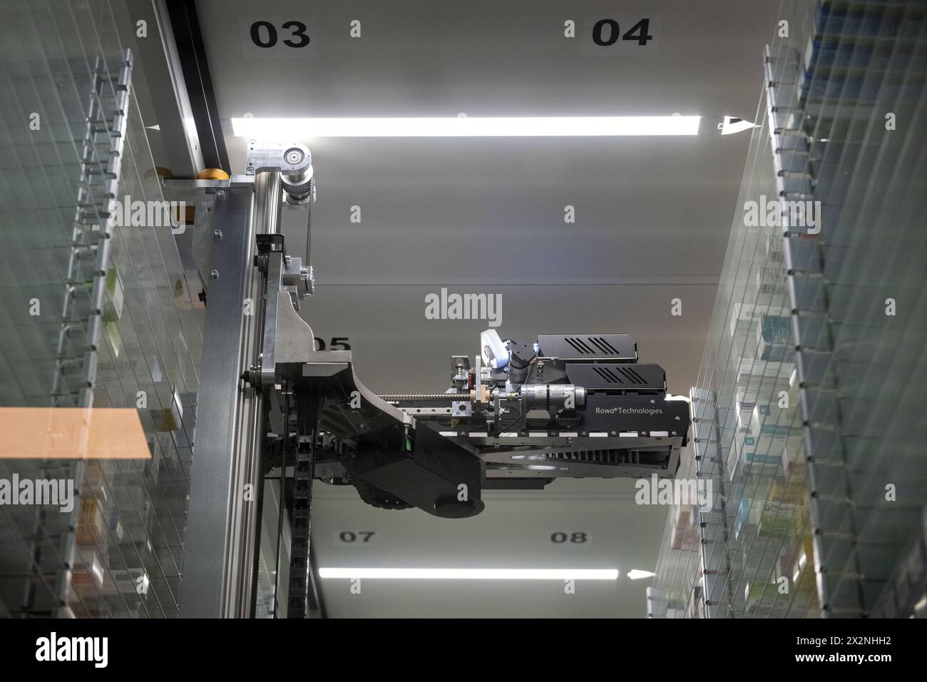 SYMBOL - 23 aprile 2024, Baviera, Breitengüßbach: Un distributore automatico in farmacia seleziona un farmaco per un cliente dal magazzino. Sempre più farmacie si rivolgono all'automazione. Foto: Pia Bayer/dpa Foto Stock
