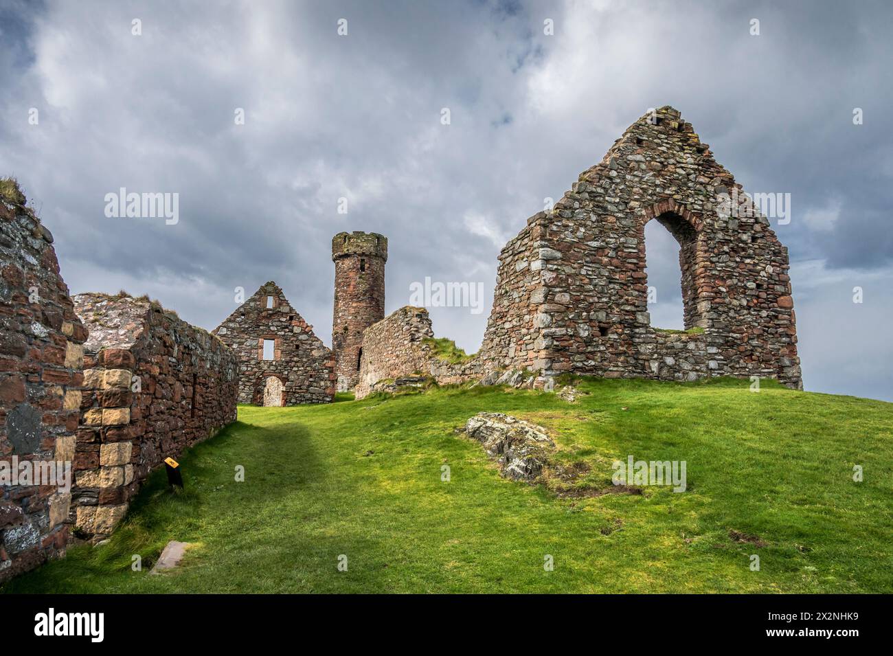 L'immagine è dello storico castello e abbazia di Peel sulla costa occidentale dell'Isola di Man, che si affaccia sulla torre difensiva del castello. Foto Stock