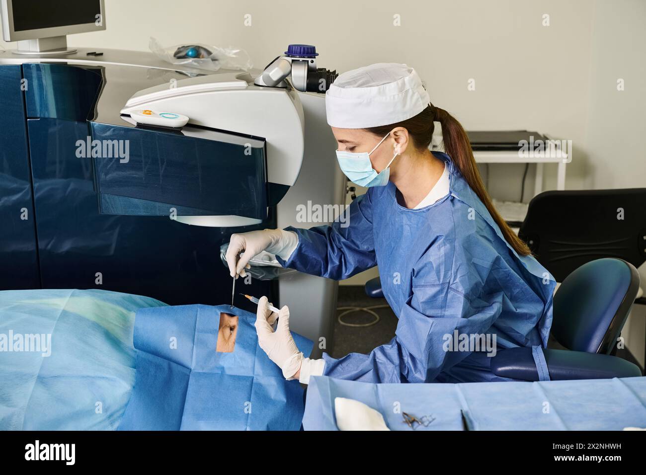 Una donna in scrub esegue la procedura di correzione della visione laser. Foto Stock