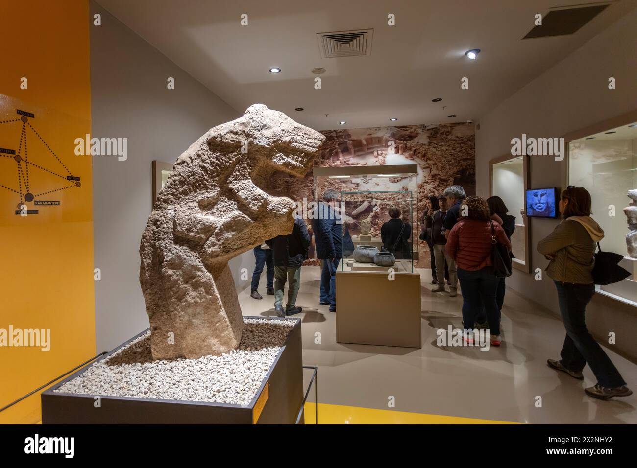 Scultura in pietra del periodo neolitico e visitatori, Museo Sanliurfa, Sanliurfa, Turchia Foto Stock