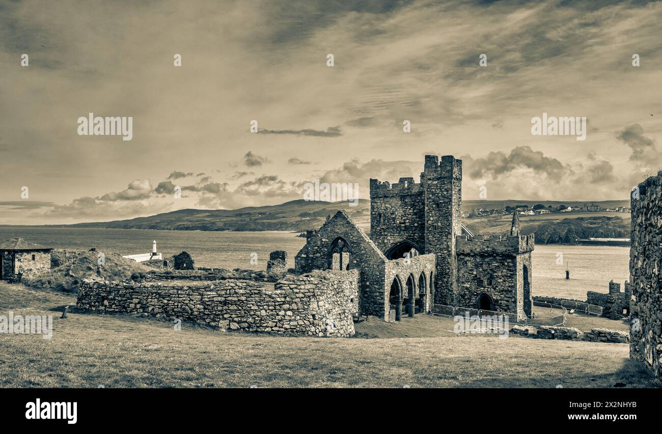 L'immagine è della storica Abbazia del Castello di Peel del XII secolo sulla costa occidentale dell'Isola di Man. Foto Stock