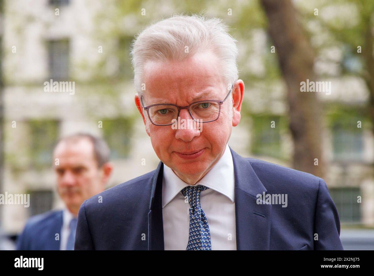 Londra, Regno Unito. 23 aprile 2024. Michael Gove, Segretario di Stato per il livellamento, gli alloggi e le comunità; Ministro delle relazioni intergovernative, arriva all'Ufficio del Gabinetto per una riunione. Crediti: Mark Thomas/Alamy Live News Foto Stock