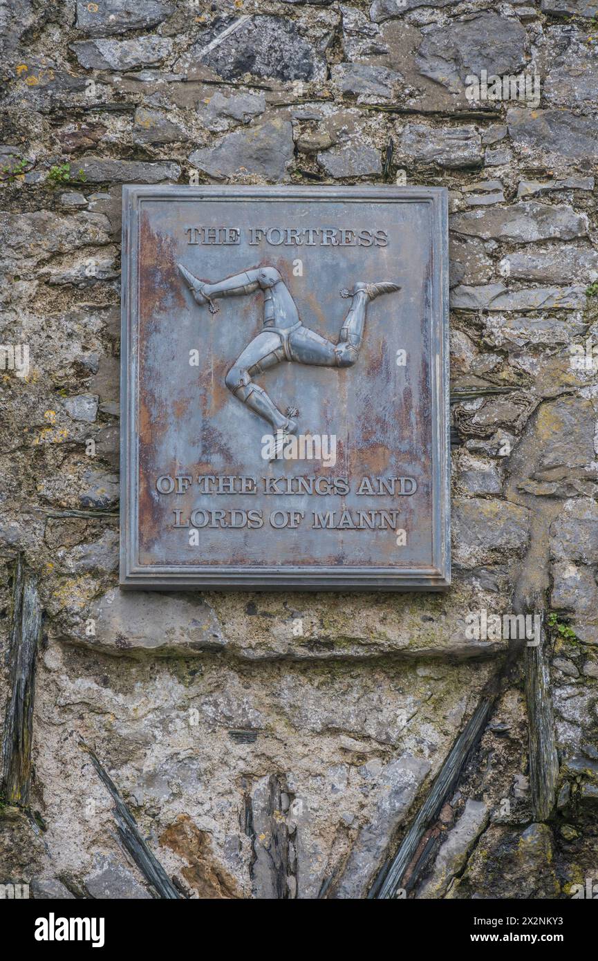 L'immagine è del simbolo araldico a tre zampe nella fortezza vichinga del castello Rushen del XII secolo Foto Stock