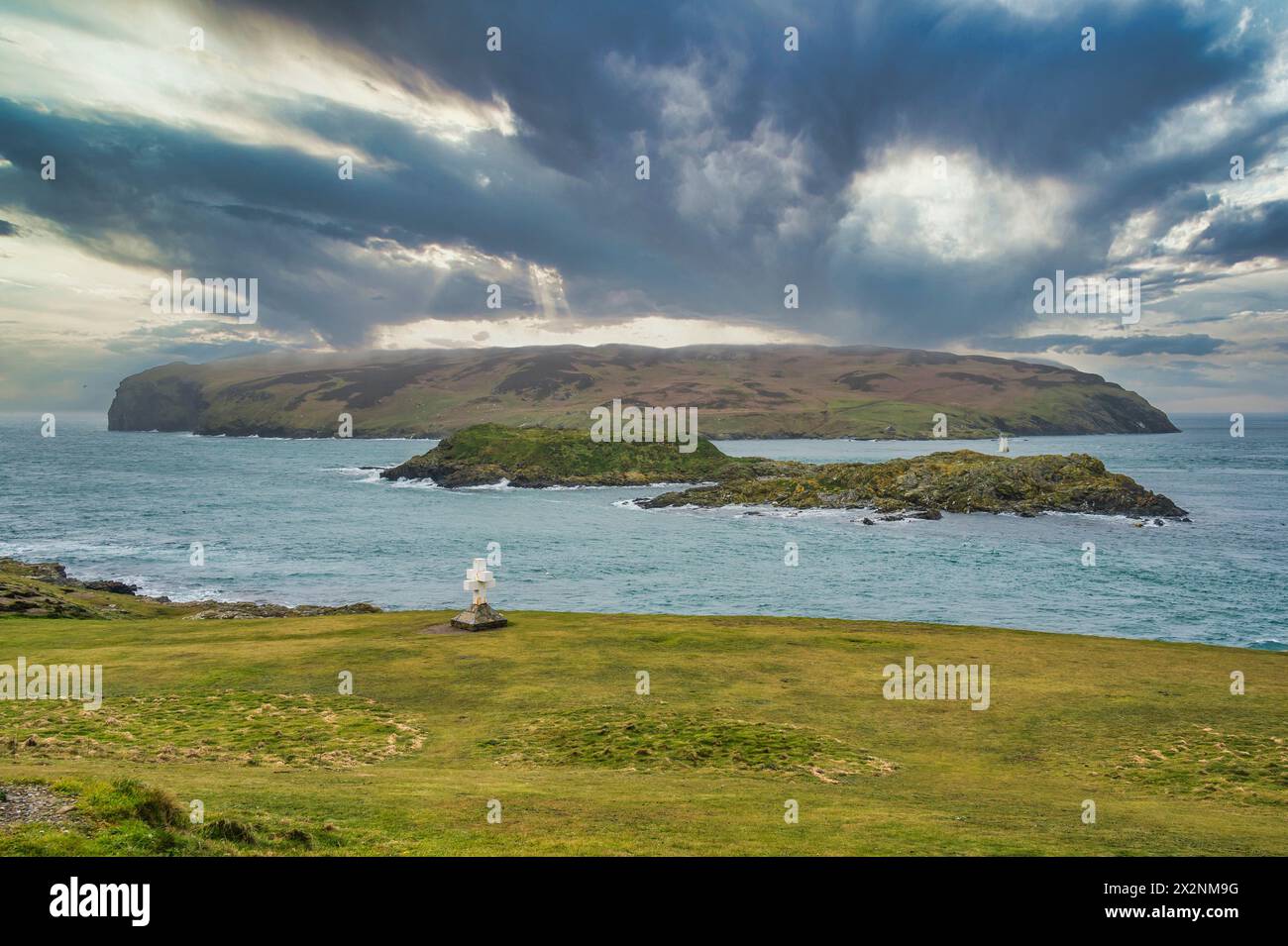 L'immagine è di The Sound, la punta più meridionale dell'Isola di Man che guarda verso l'isola del vitello di Man con la Thousla Memorial Cross Foto Stock