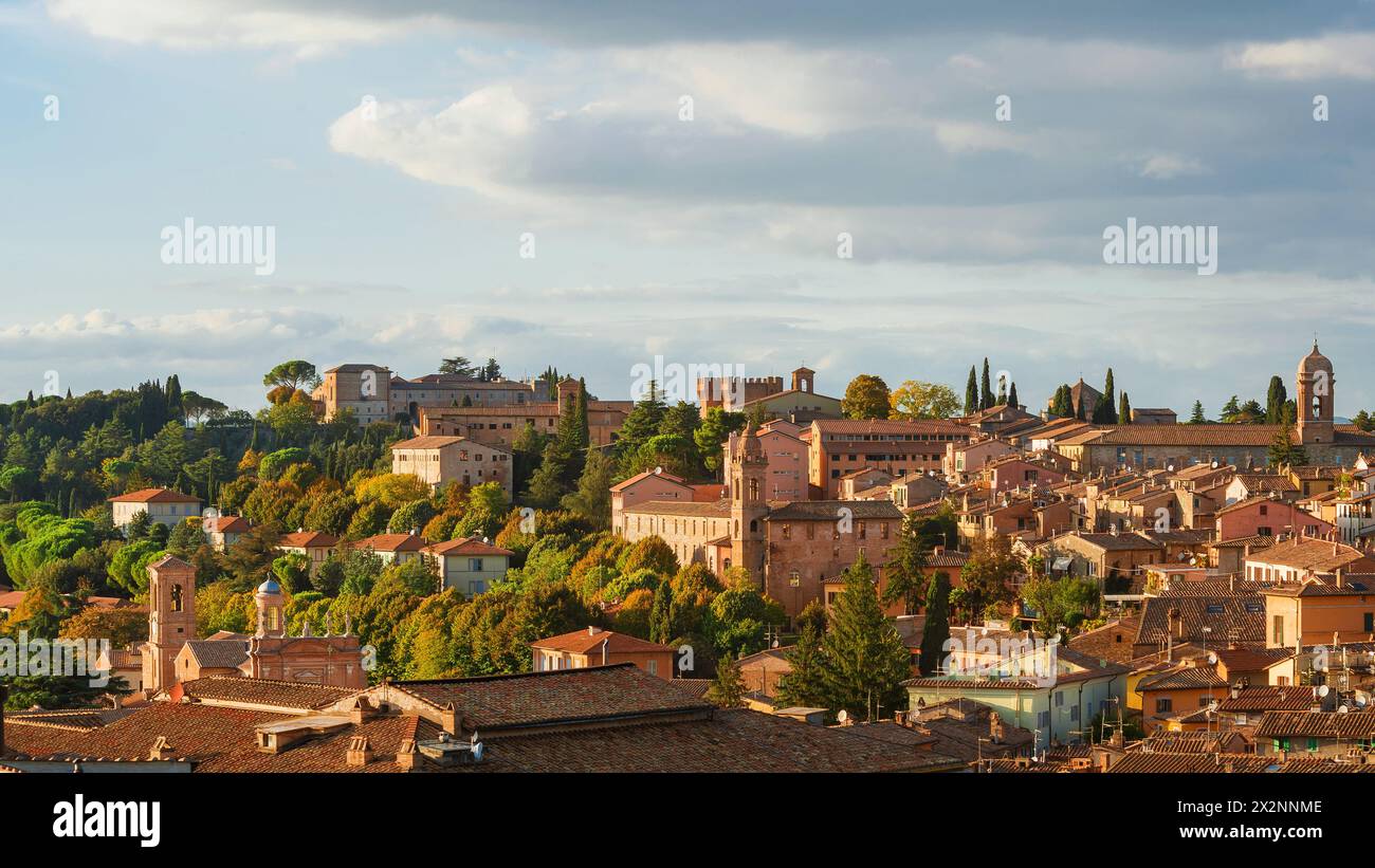 Il centro storico di Perugia e lo splendido skyline al tramonto Foto Stock