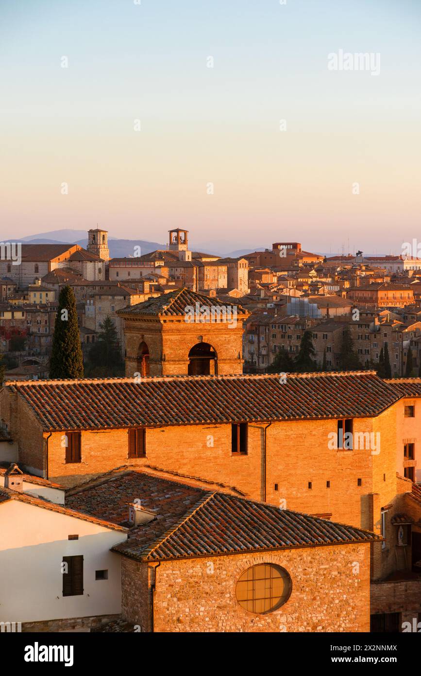 Il centro storico di Perugia e lo splendido skyline al tramonto Foto Stock