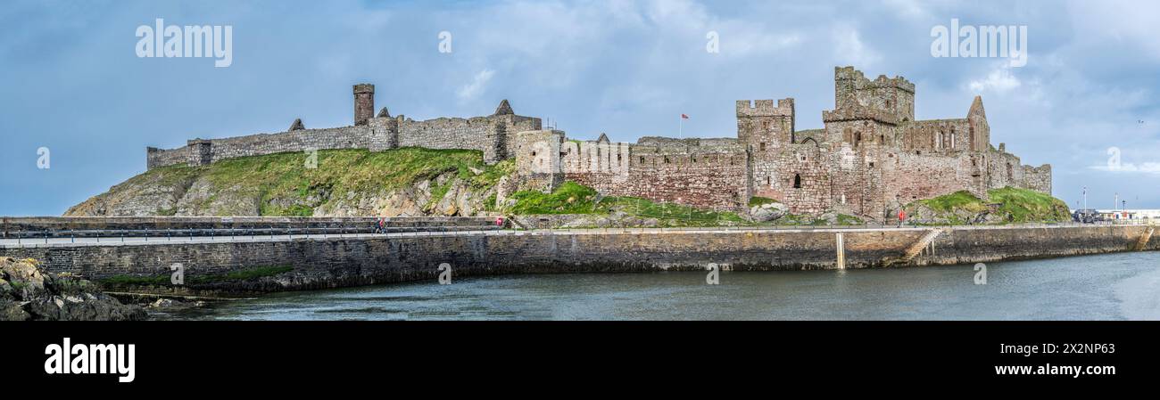 L'immagine è della Fortezza vichinga del XII secolo e dell'Abbazia di Peel Castle sulla costa occidentale dell'Isola di Man Foto Stock