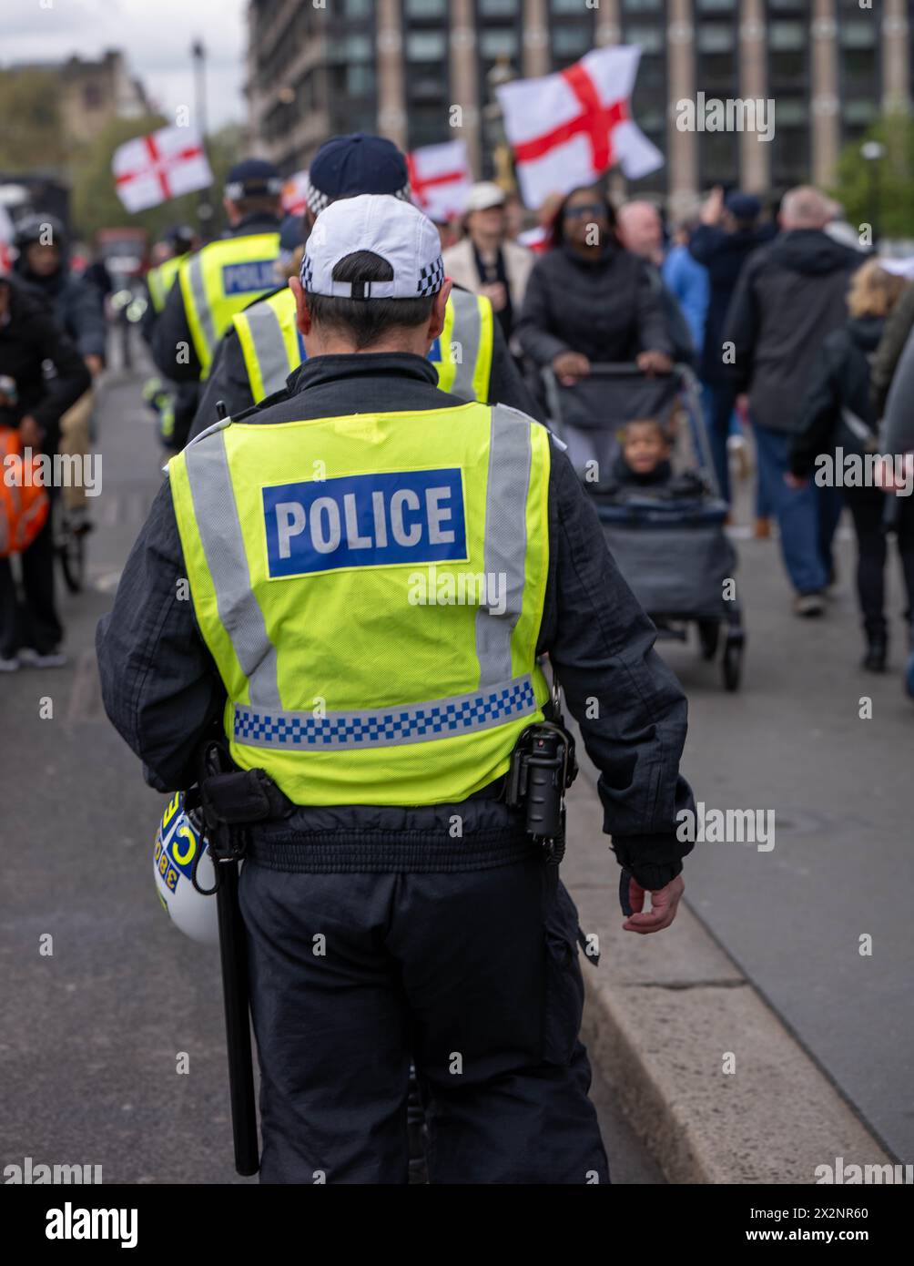 Londra, Regno Unito. 23 aprile 2024. Proteste di destra a Whitehall Londra il giorno di St Georges, in mezzo a una grande presenza della polizia Credit: Ian Davidson/Alamy Live News Foto Stock