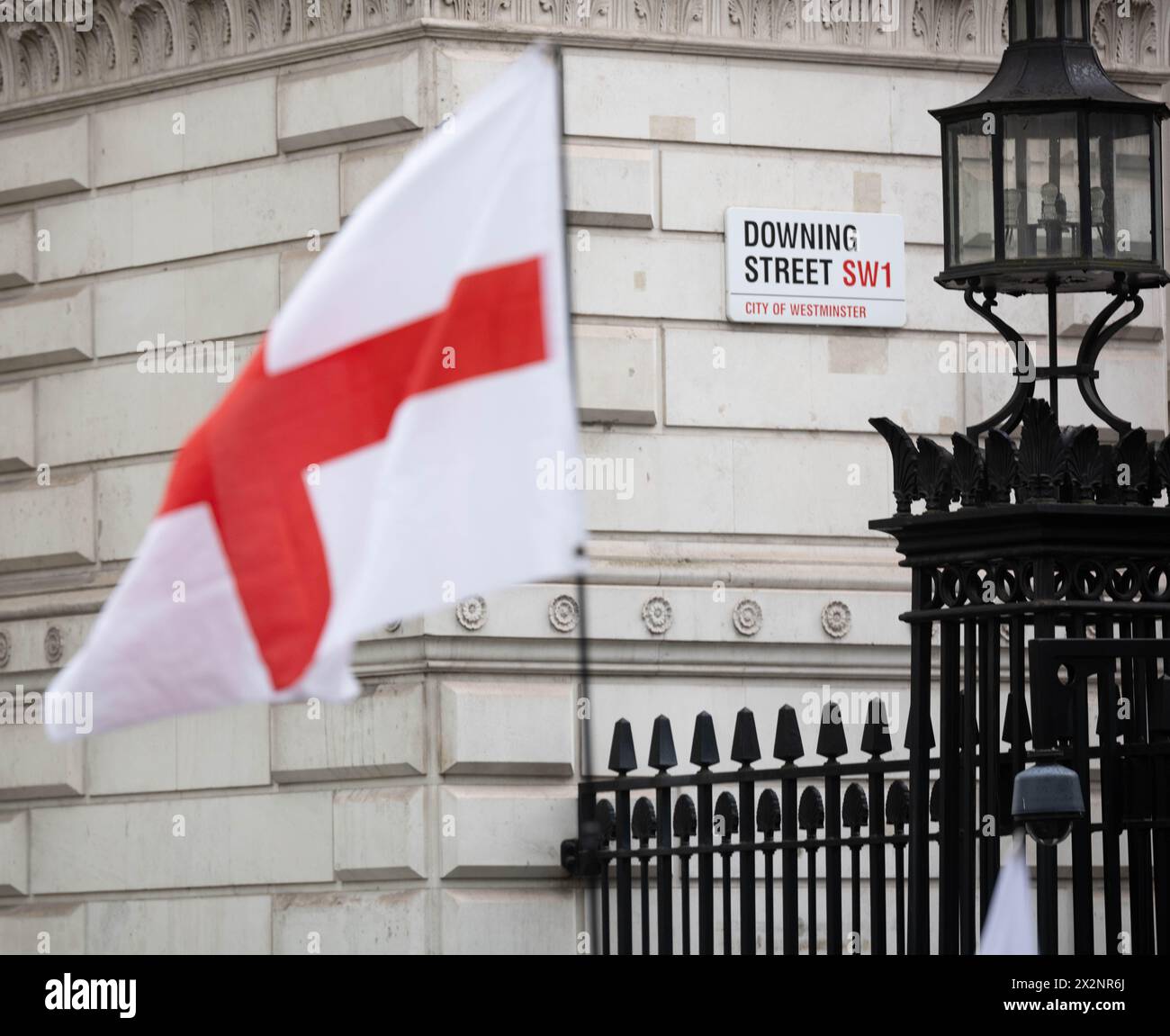 Londra, Regno Unito. 23 aprile 2024. Proteste di destra a Whitehall Londra il giorno di St Georges, in mezzo a una grande presenza della polizia Credit: Ian Davidson/Alamy Live News Foto Stock
