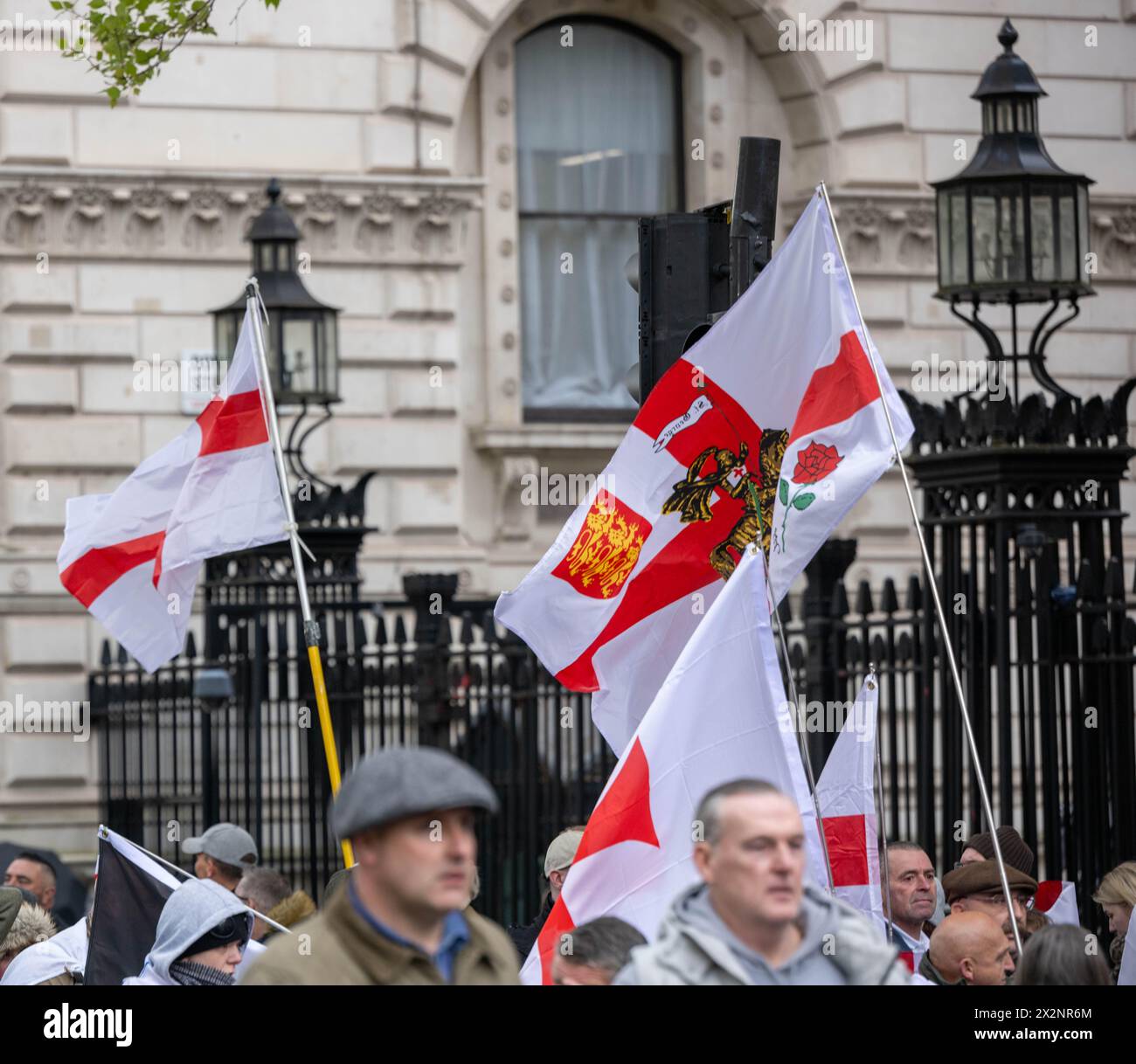 Londra, Regno Unito. 23 aprile 2024. Proteste di destra a Whitehall Londra il giorno di St Georges, in mezzo a una grande presenza della polizia Credit: Ian Davidson/Alamy Live News Foto Stock