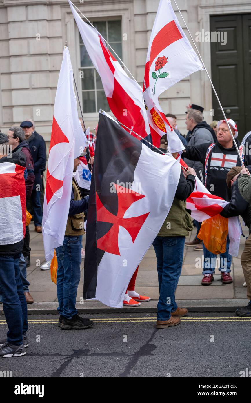 Londra, Regno Unito. 23 aprile 2024. Proteste di destra a Whitehall Londra il giorno di St Georges, in mezzo a una grande presenza della polizia Credit: Ian Davidson/Alamy Live News Foto Stock