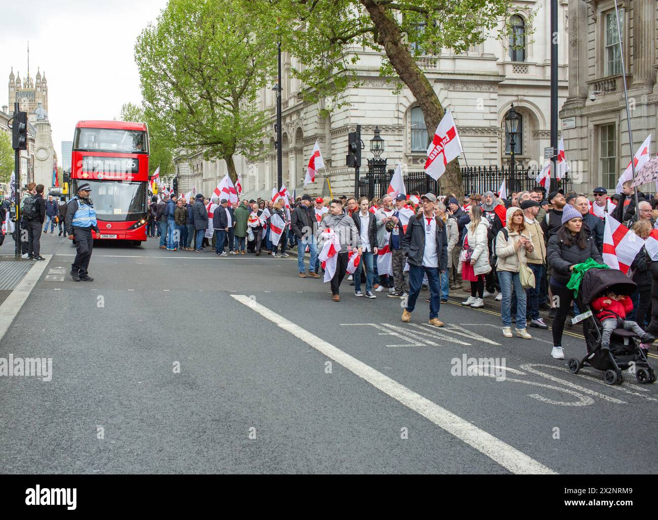 Londra, regno unito, 23 aprile 2024 la protesta di destra nel giorno di St George marzo ha portato Londra a un punto morto questo pomeriggio, mentre i manifestanti Whitehall è bloccata in entrambe le direzioni da una folla enorme che tiene bandiere inglesi questo pomeriggio credito: Richard Lincoln/Alamy Live News Foto Stock