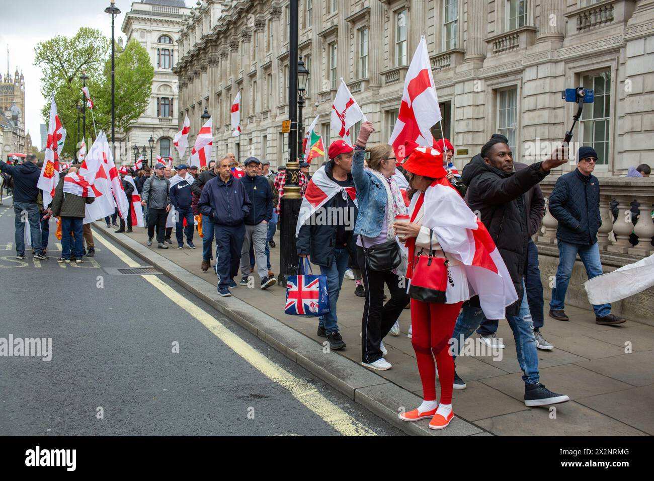 Londra, regno unito, 23 aprile 2024 la protesta di destra nel giorno di St George marzo ha portato Londra a un punto morto questo pomeriggio, mentre i manifestanti Whitehall è bloccata in entrambe le direzioni da una folla enorme che tiene bandiere inglesi questo pomeriggio credito: Richard Lincoln/Alamy Live News Foto Stock