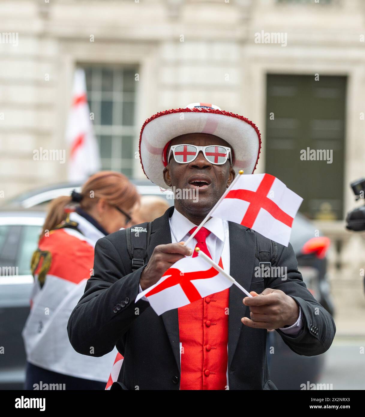 Londra, regno unito, 23 aprile 2024 la protesta di destra nel giorno di St George marzo ha portato Londra a un punto morto questo pomeriggio, mentre i manifestanti Whitehall è bloccata in entrambe le direzioni da una folla enorme che tiene bandiere inglesi questo pomeriggio credito: Richard Lincoln/Alamy Live News Foto Stock