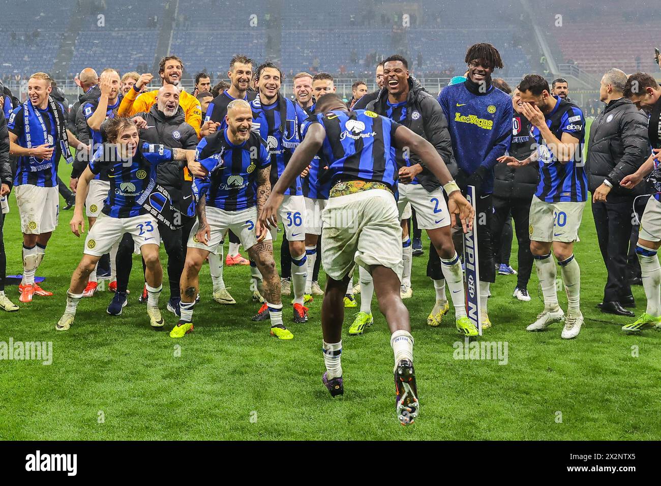 I giocatori dell'FC Internazionale celebrano la loro vittoria al termine della partita di serie A 2023/24 tra l'AC Milan e l'FC Internazionale allo Stadio San Siro. Punteggio finale; Milan 1: 2 Inter. Foto Stock