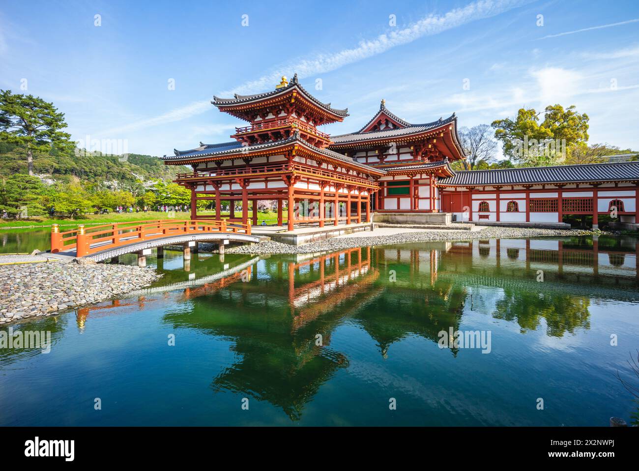 Phoenix Hall e giardino Jodo shiki di Byodoin a Kyoto, Giappone Foto Stock