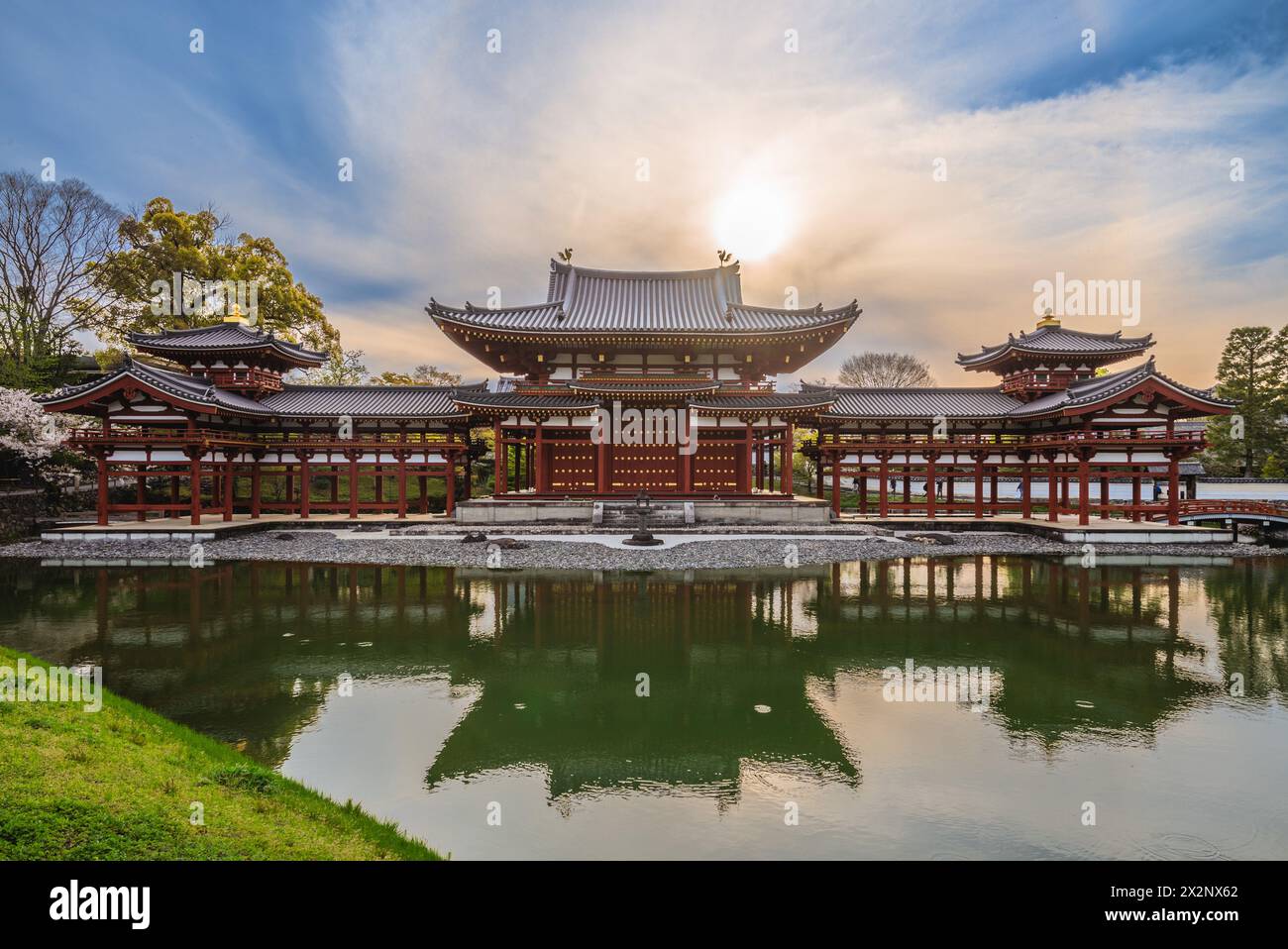 Phoenix Hall e giardino Jodo shiki di Byodoin a Kyoto, Giappone Foto Stock