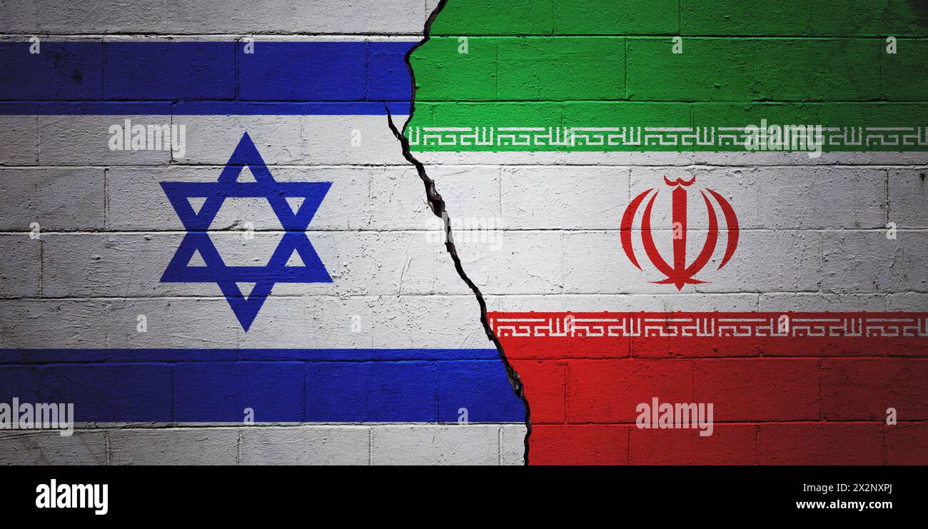 Muro incrinato con mattoni di cenere dipinto con una bandiera israeliana a sinistra e una bandiera iraniana a destra. Foto Stock