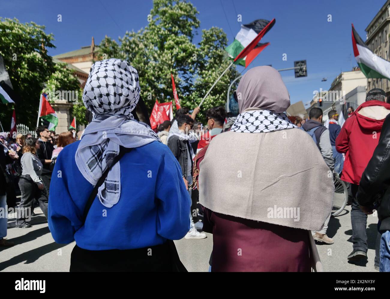 Manifestazione a Milano per la Palestina libera e contro l'inquinamento globale in strada Venezia, Lombardia, Italia Foto Stock