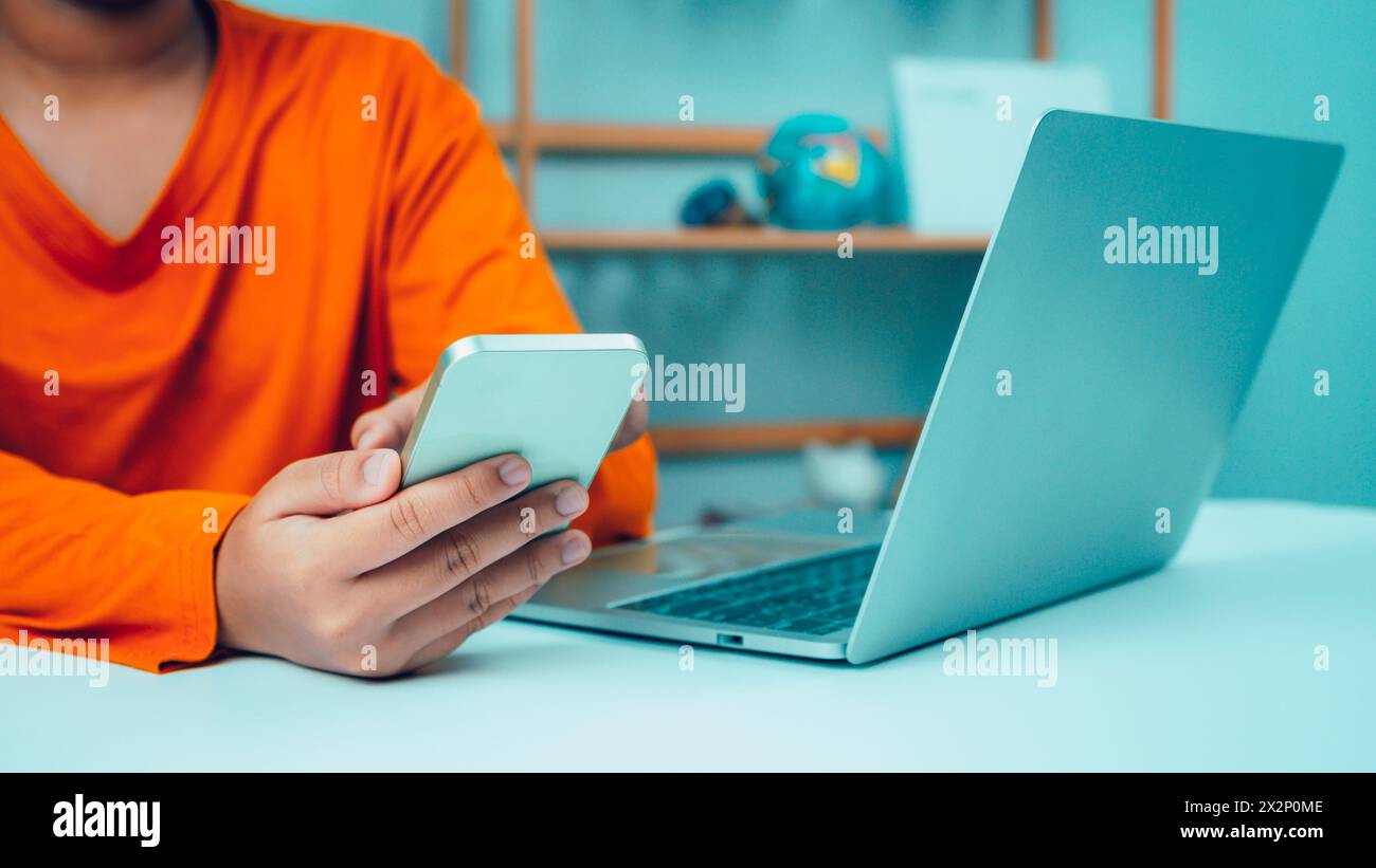 Pagina Web, contattaci o email marketing concept, assistenza clienti hotline, contattaci. Donna d'affari seduta e al lavoro sul computer. E-mail, telefono Foto Stock