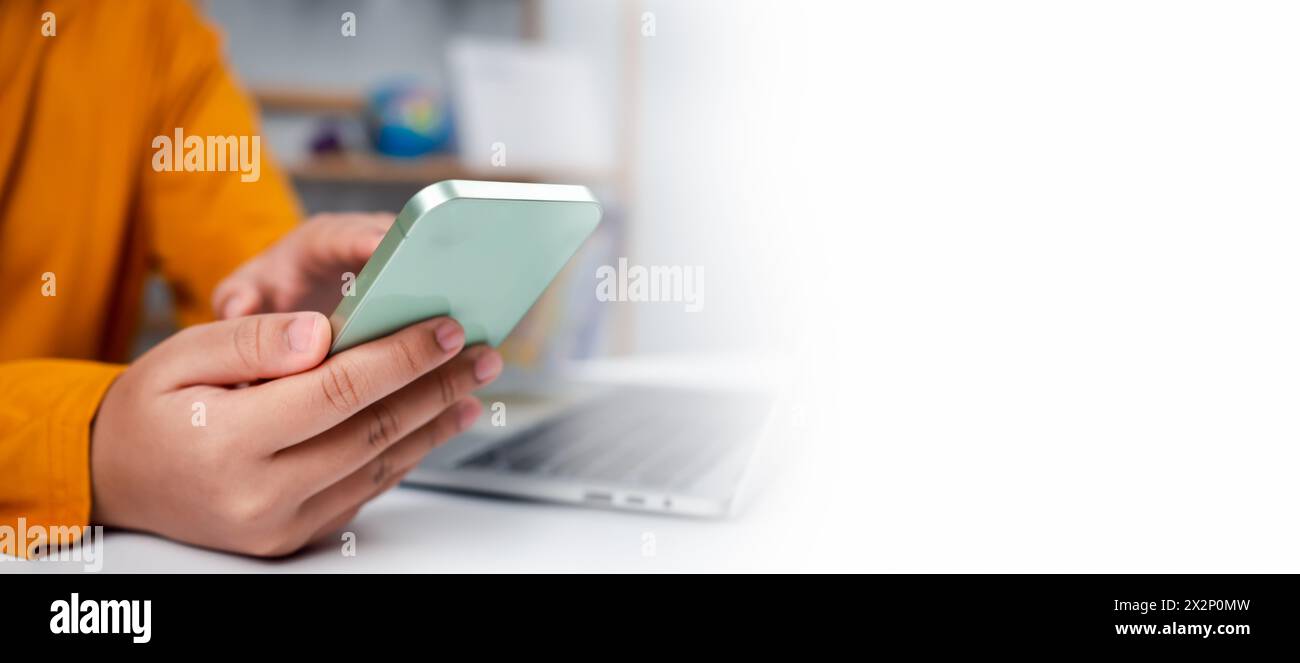 Pagina Web, contattaci o email marketing concept, assistenza clienti hotline, contattaci. Donna d'affari seduta e al lavoro sul computer. E-mail, telefono Foto Stock