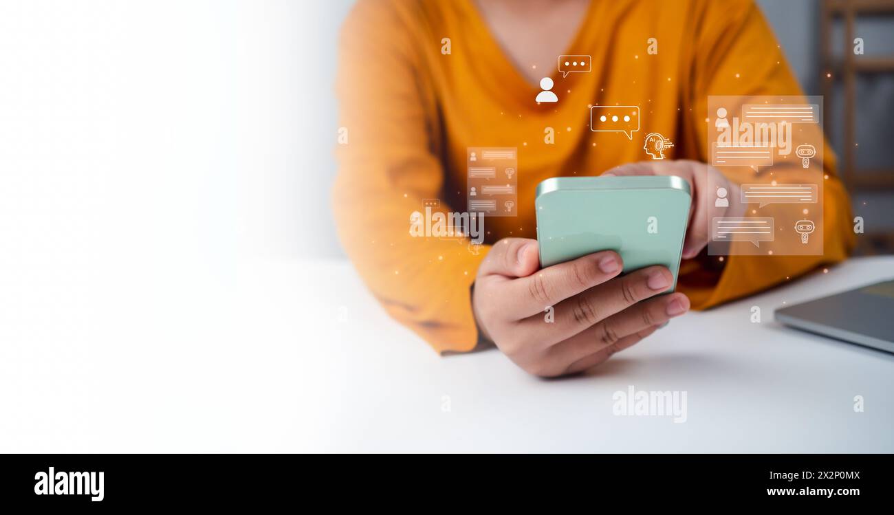 Donna a mano mostra uno smartphone per digitare chat dal vivo, chiedere, rispondere con un sistema di intelligenza artificiale. chatbot. Assistente ai. Foto Stock