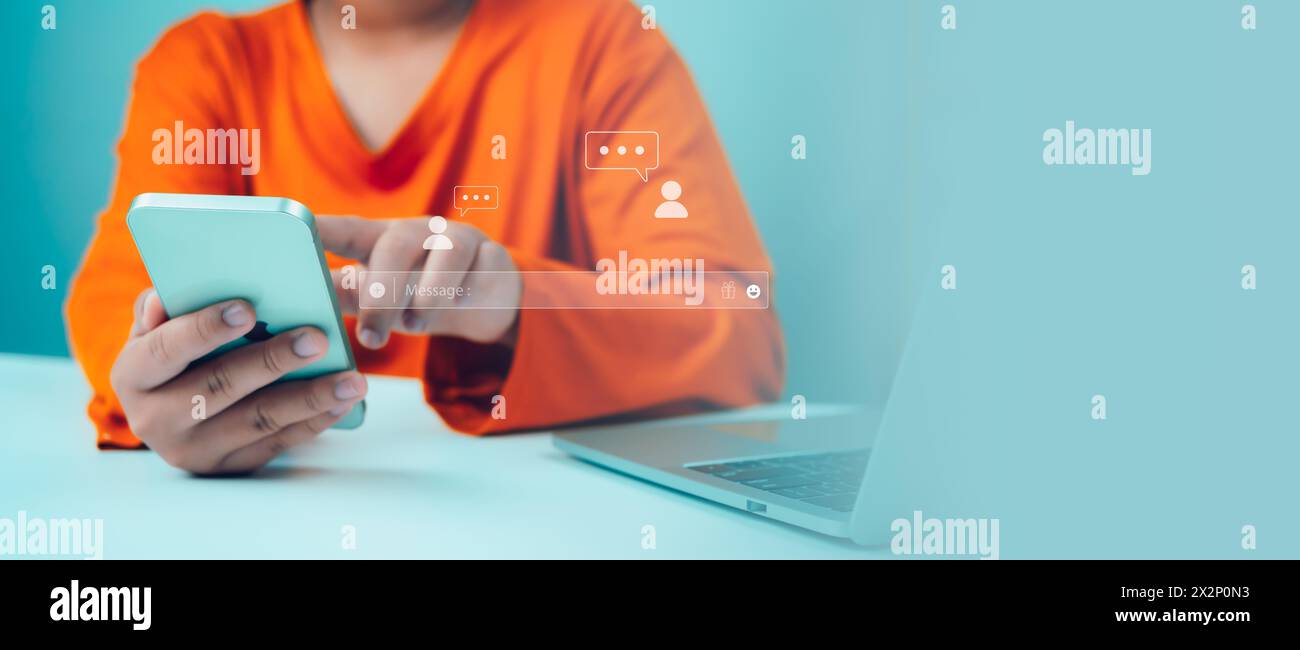 Donna che utilizza lo smartphone digitando chat dal vivo sulla comunicazione delle applicazioni sul web digitale e sul concetto di social network. Applicazione social media ch Foto Stock