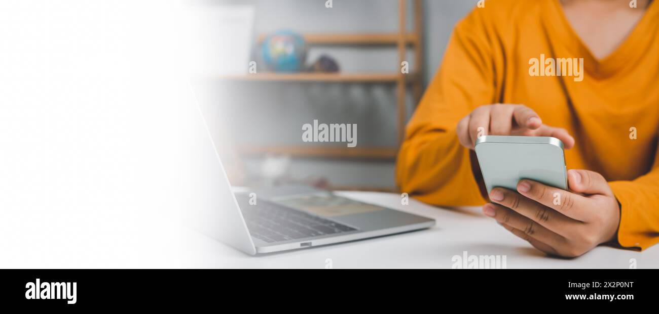 Pagina Web, contattaci o email marketing concept, assistenza clienti hotline, contattaci. Donna d'affari seduta e al lavoro sul computer. E-mail, telefono Foto Stock