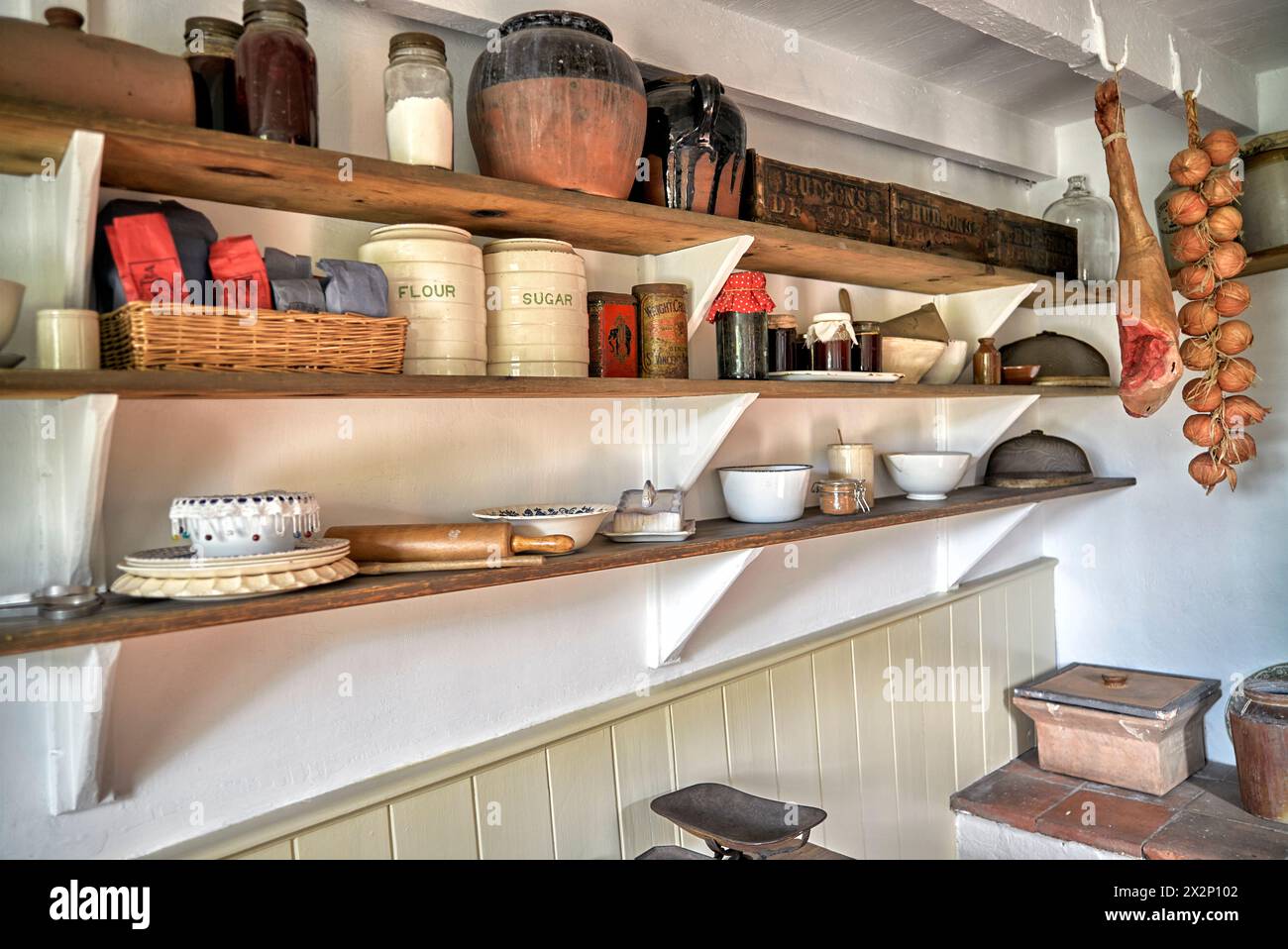 Dispensa vittoriana con ripiani che contengono utensili da cucina. 19t00's, casa in Inghilterra. Black Country Museum Regno Unito Foto Stock