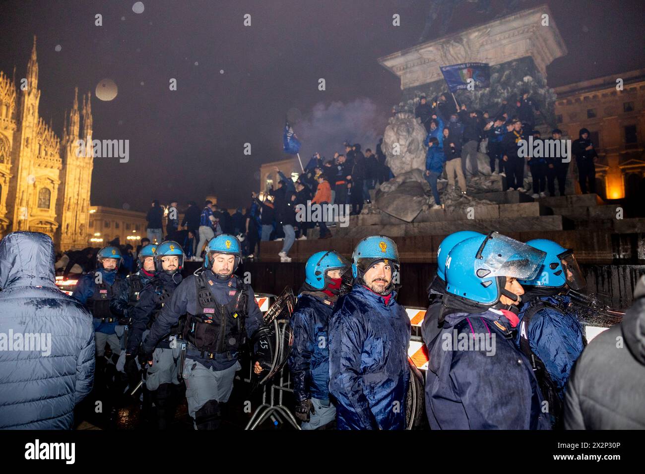 I tifosi del FC Internazionale celebrano la vittoria del campionato - lo Scudetto - in Piazza Duomo, Milano, Italia, il 22 aprile 2024. La vittoria è arrivata dopo il derby contro il Milan vinto dal FC Internazionale 2-1 Foto Stock
