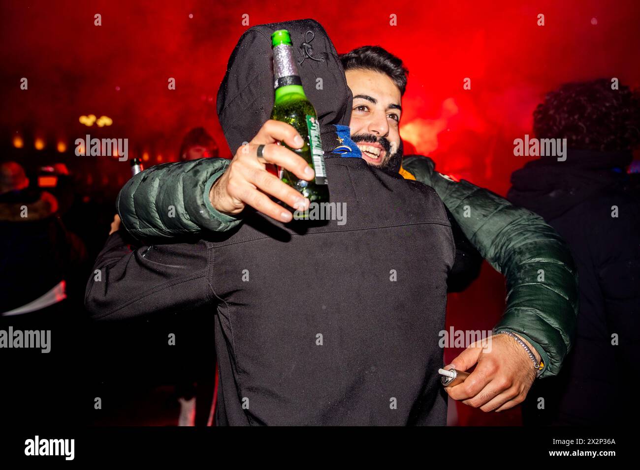I tifosi del FC Internazionale celebrano la vittoria del campionato - lo Scudetto - in Piazza Duomo, Milano, Italia, il 22 aprile 2024. La vittoria è arrivata dopo il derby contro il Milan vinto dal FC Internazionale 2-1 Foto Stock