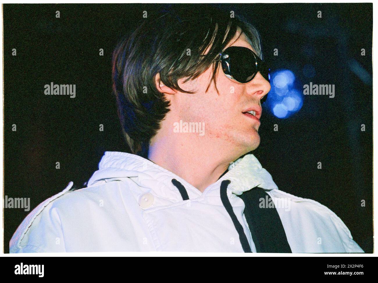 MANIC STREET PREACHERS, NICKY WIRE, CONCERTO, 1998: Nicky Wire della band gallese Manic Street Preachers che suona al BBC radio 1 Live, Coopers Field, Cardiff, Regno Unito il 13 settembre 1998. La band stava presentando nuove canzoni dal loro quinto album "This Is My Truth Tell me Yours". Foto: Rob Watkins. INFO: I Manic Street Preachers, un gruppo rock gallese formatosi nel 1986, emersero come icone della scena musicale britannica degli anni '90. Noti per i loro testi politicamente carichi e le melodie tematiche, successi come "A Design for Life" hanno consolidato il loro status di figure leggendarie nel rock alternativo. Foto Stock