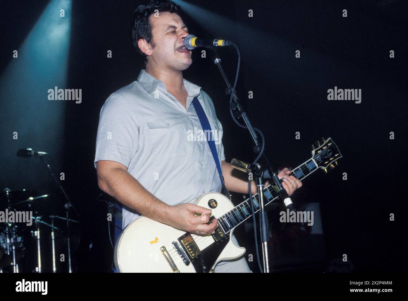 MANIC STREET PREACHERS, JAMES DEAN BRADFIELD, CONCERTO, 1998: James Dean Bradfield della band gallese Manic Street Preachers che suona all'Afan Lido, Port Talbot, Galles, Regno Unito il 20 settembre 1998. La band era in tour con il loro quinto album "This Is My Truth Tell me Yours". Foto: Rob Watkins. INFO: I Manic Street Preachers, un gruppo rock gallese formatosi nel 1986, emersero come icone della scena musicale britannica degli anni '90. Noti per i loro testi politicamente carichi e le melodie tematiche, successi come "A Design for Life" hanno consolidato il loro status di figure leggendarie nel rock alternativo. Foto Stock