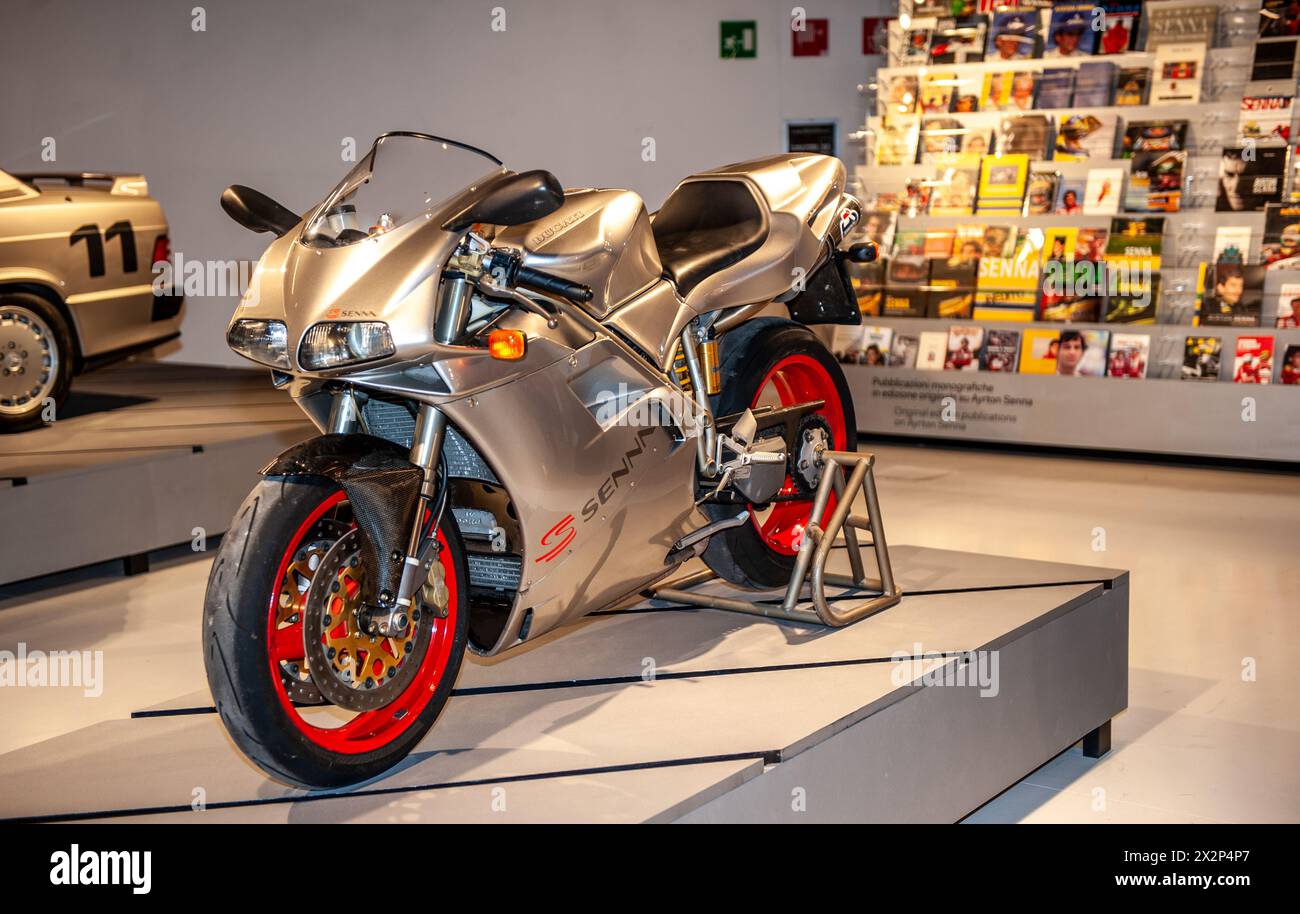04/23/2024 Torino (Italia) Una versione speciale della moto Ducati costruita per Ayrton Senna in mostra a Mauto Foto Stock