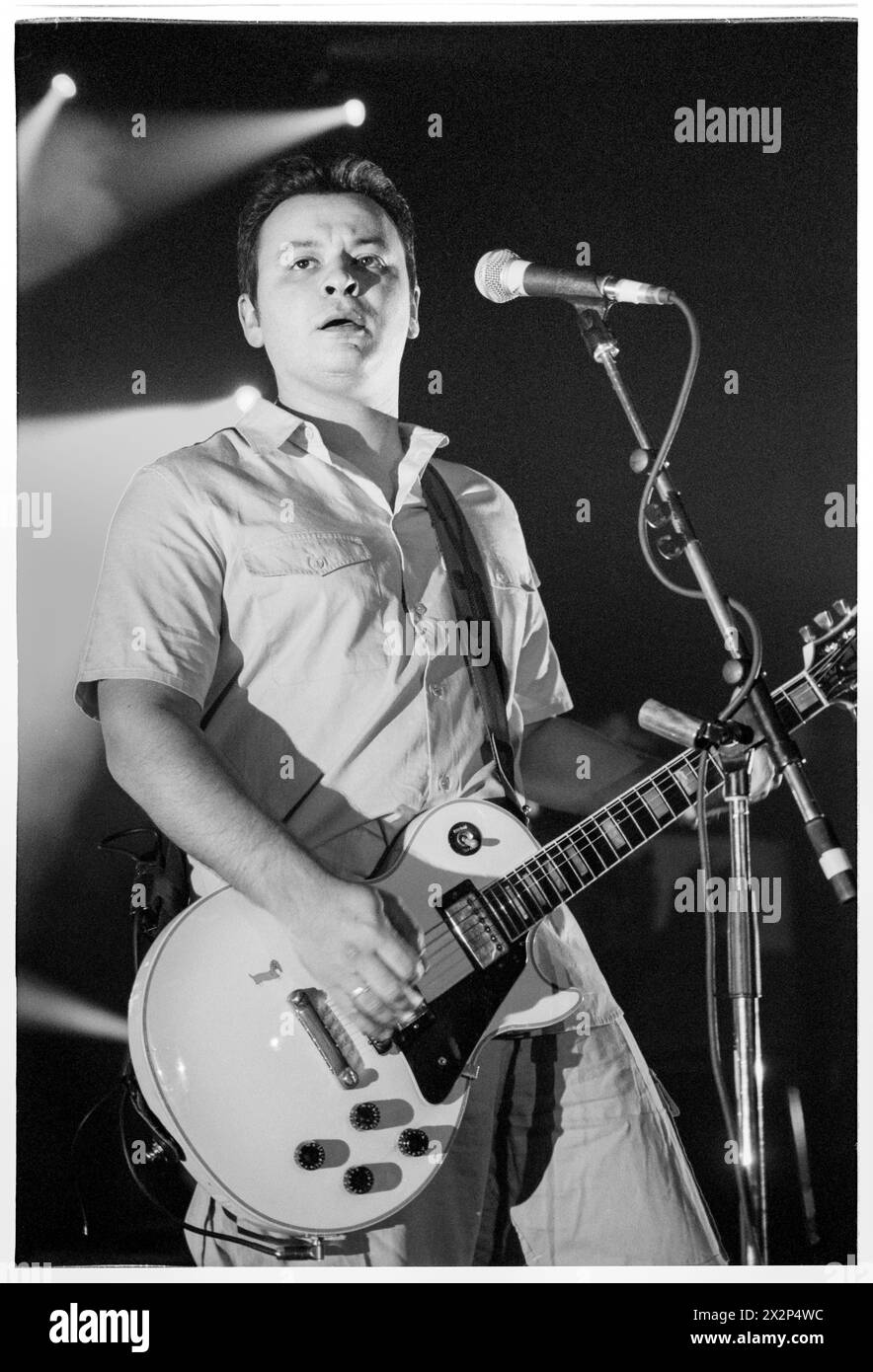 MANIC STREET PREACHERS, JAMES DEAN BRADFIELD, CONCERTO, 1998: James Dean Bradfield della band gallese Manic Street Preachers che suona all'Afan Lido, Port Talbot, Galles, Regno Unito il 20 settembre 1998. La band era in tour con il loro quinto album "This Is My Truth Tell me Yours". Foto: Rob Watkins. INFO: I Manic Street Preachers, un gruppo rock gallese formatosi nel 1986, emersero come icone della scena musicale britannica degli anni '90. Noti per i loro testi politicamente carichi e le melodie tematiche, successi come "A Design for Life" hanno consolidato il loro status di figure leggendarie nel rock alternativo. Foto Stock