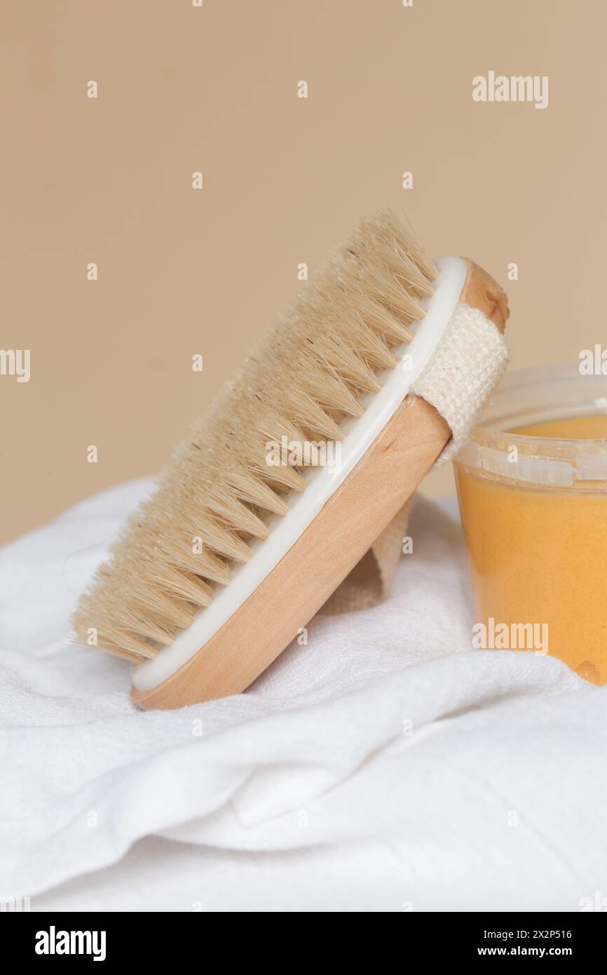 Spazzola per il corpo in legno per la pelle secca per il massaggio anticellulite e drenaggio linfatico Foto Stock