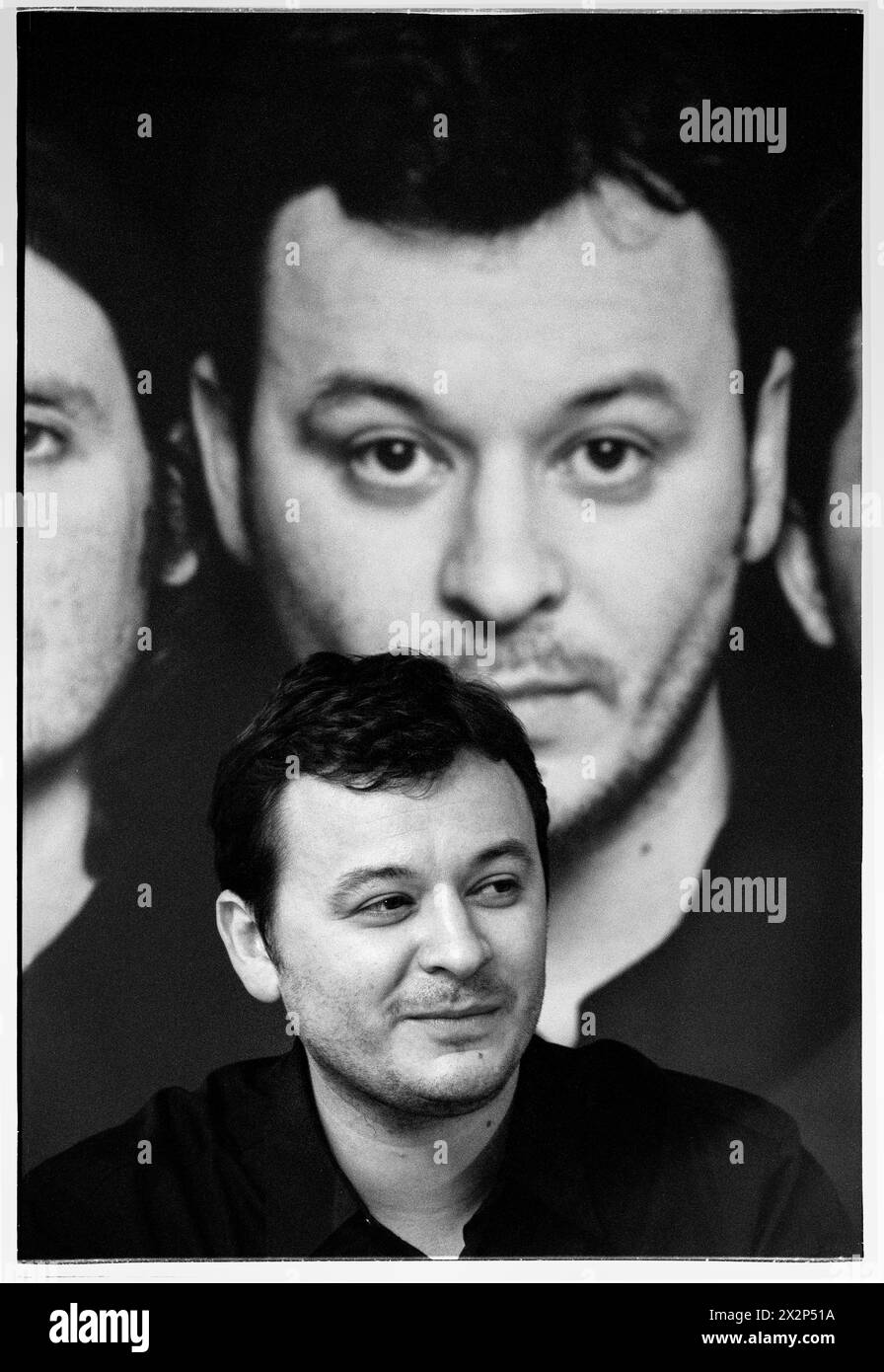 MANIC STREET PREACHERS, CONFERENZA STAMPA, 1999: James Dean Bradfield della band gallese Manic Street Preachers in una conferenza stampa al Millennium Stadium di Cardiff, Galles, Regno Unito, il 1° novembre 1999. La band stava promuovendo il loro concerto notturno del millennio davanti a più di 57.000 fan la vigilia di Capodanno 1999-2000, al Millennium Stadium di Cardiff, chiamato "Leaving the 20th Century". Foto: Rob Watkins. INFO: I Manic Street Preachers, un gruppo rock gallese formatosi nel 1986, emersero come icone della scena musicale britannica degli anni '90. Noti per i loro testi politicamente caricati e le melodie tematiche. Foto Stock