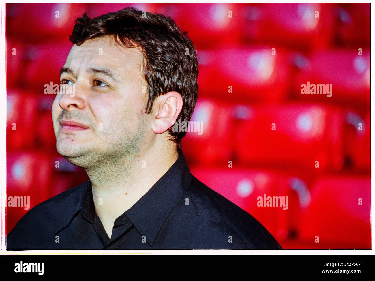 MANIC STREET PREACHERS, CONFERENZA STAMPA, 1999: James Dean Bradfield della band gallese Manic Street Preachers in una conferenza stampa al Millennium Stadium di Cardiff, Galles, Regno Unito, il 1° novembre 1999. La band stava promuovendo il loro concerto notturno del millennio davanti a più di 57.000 fan la vigilia di Capodanno 1999-2000, al Millennium Stadium di Cardiff, chiamato "Leaving the 20th Century". Foto: Rob Watkins. INFO: I Manic Street Preachers, un gruppo rock gallese formatosi nel 1986, emersero come icone della scena musicale britannica degli anni '90. Noti per i loro testi politicamente caricati e le melodie tematiche. Foto Stock
