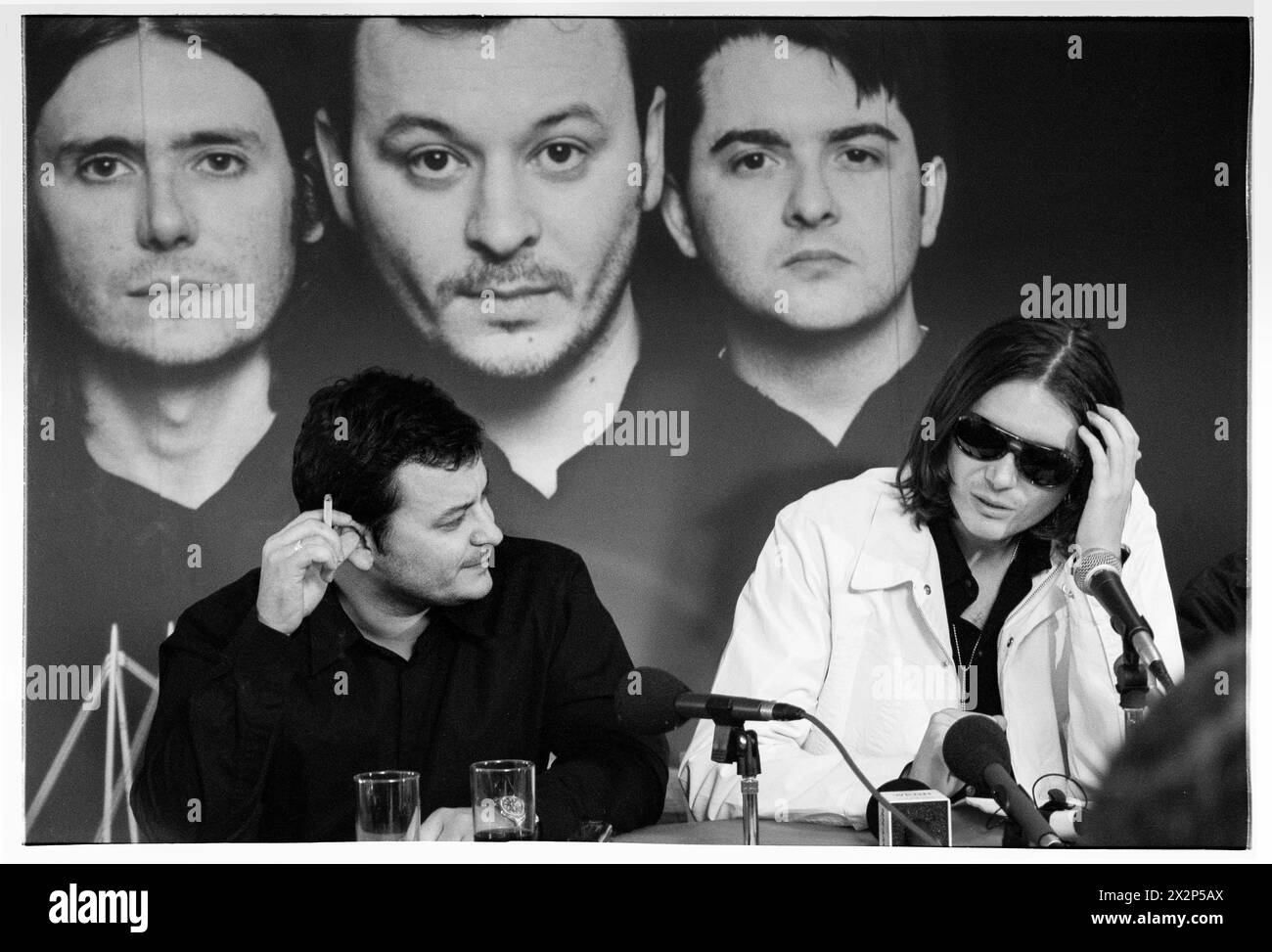 MANIC STREET PREACHERS, CONFERENZA STAMPA, 1999: James Dean Bradfield e Nicky Wire della band gallese Manic Street Preachers in una conferenza stampa al Millennium Stadium di Cardiff, Galles, Regno Unito, il 1° novembre 1999. La band stava promuovendo il loro concerto notturno del millennio davanti a più di 57.000 fan la vigilia di Capodanno 1999-2000, al Millennium Stadium di Cardiff, chiamato "Leaving the 20th Century". Foto: Rob Watkins. INFO: I Manic Street Preachers, un gruppo rock gallese formatosi nel 1986, emersero come icone della scena musicale britannica degli anni '90. Noti per i loro testi politicamente caricati e le melodie tematiche. Foto Stock