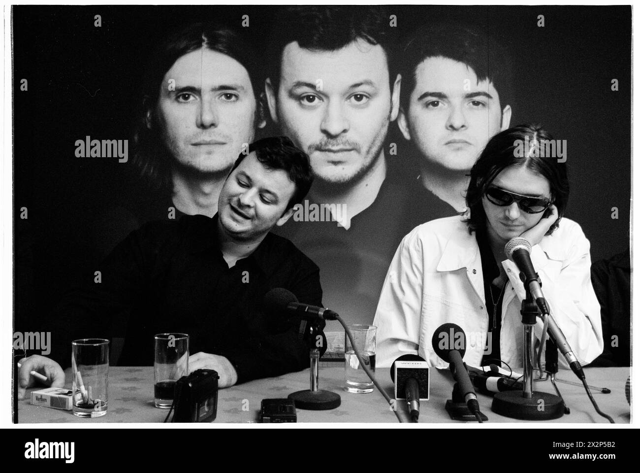 MANIC STREET PREACHERS, CONFERENZA STAMPA, 1999: James Dean Bradfield e Nicky Wire della band gallese Manic Street Preachers in una conferenza stampa al Millennium Stadium di Cardiff, Galles, Regno Unito, il 1° novembre 1999. La band stava promuovendo il loro concerto notturno del millennio davanti a più di 57.000 fan la vigilia di Capodanno 1999-2000, al Millennium Stadium di Cardiff, chiamato "Leaving the 20th Century". Foto: Rob Watkins. INFO: I Manic Street Preachers, un gruppo rock gallese formatosi nel 1986, emersero come icone della scena musicale britannica degli anni '90. Noti per i loro testi politicamente caricati e le melodie tematiche. Foto Stock