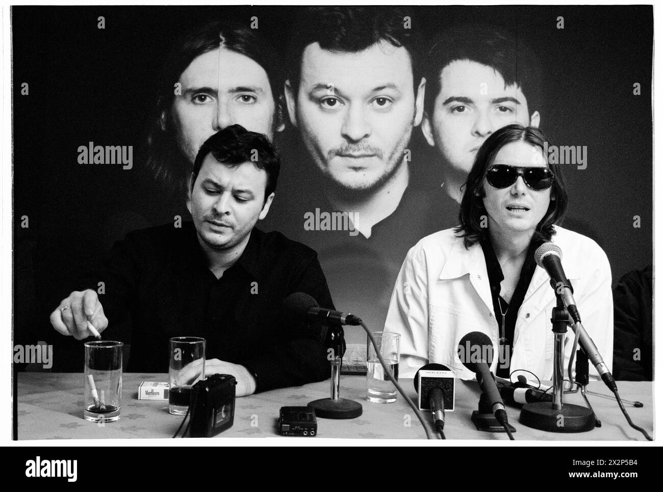 MANIC STREET PREACHERS, CONFERENZA STAMPA, 1999: James Dean Bradfield e Nicky Wire della band gallese Manic Street Preachers in una conferenza stampa al Millennium Stadium di Cardiff, Galles, Regno Unito, il 1° novembre 1999. La band stava promuovendo il loro concerto notturno del millennio davanti a più di 57.000 fan la vigilia di Capodanno 1999-2000, al Millennium Stadium di Cardiff, chiamato "Leaving the 20th Century". Foto: Rob Watkins. INFO: I Manic Street Preachers, un gruppo rock gallese formatosi nel 1986, emersero come icone della scena musicale britannica degli anni '90. Noti per i loro testi politicamente caricati e le melodie tematiche. Foto Stock