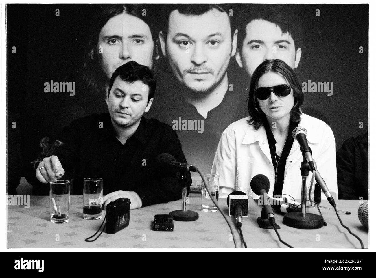 MANIC STREET PREACHERS, CONFERENZA STAMPA, 1999: James Dean Bradfield e Nicky Wire della band gallese Manic Street Preachers in una conferenza stampa al Millennium Stadium di Cardiff, Galles, Regno Unito, il 1° novembre 1999. La band stava promuovendo il loro concerto notturno del millennio davanti a più di 57.000 fan la vigilia di Capodanno 1999-2000, al Millennium Stadium di Cardiff, chiamato "Leaving the 20th Century". Foto: Rob Watkins. INFO: I Manic Street Preachers, un gruppo rock gallese formatosi nel 1986, emersero come icone della scena musicale britannica degli anni '90. Noti per i loro testi politicamente caricati e le melodie tematiche. Foto Stock