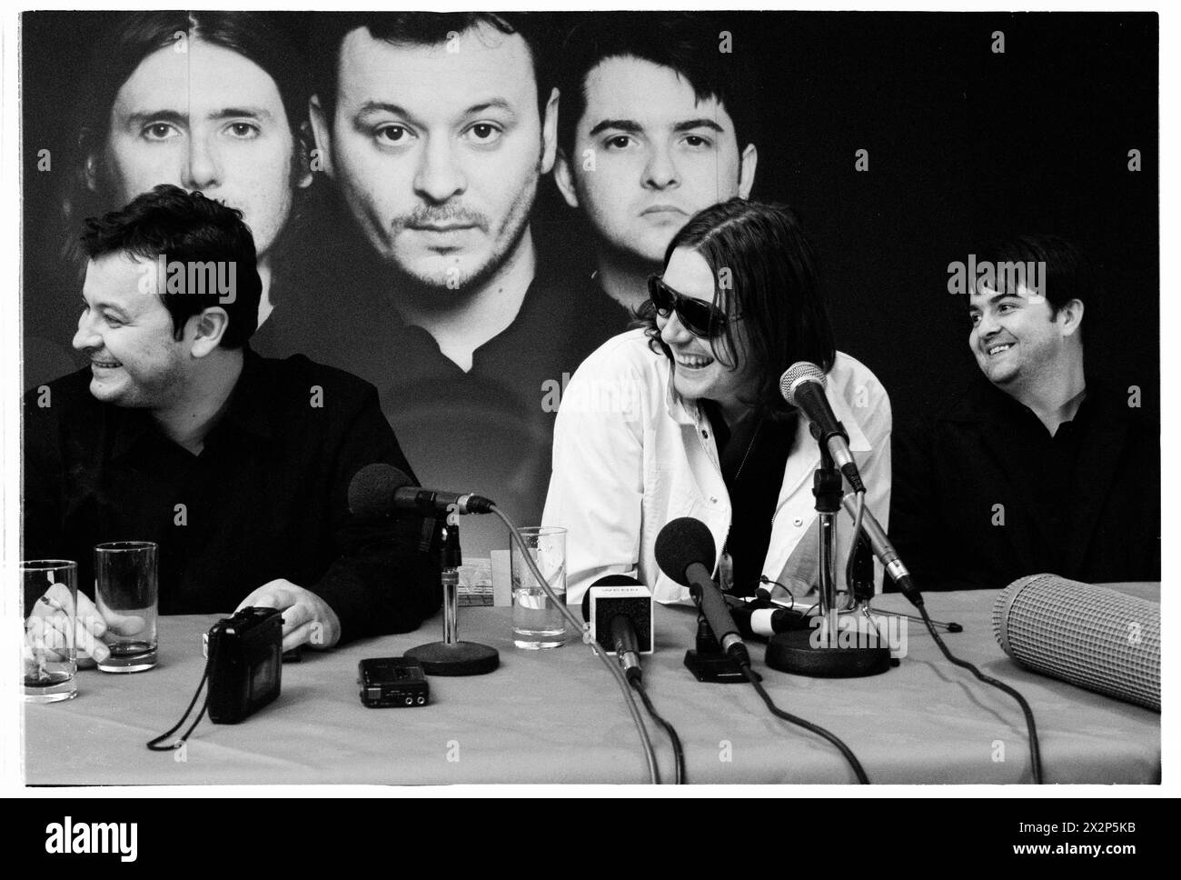 MANIC STREET PREACHERS, CONFERENZA STAMPA, 1999: James Dean Bradfield, Nicky Wire e Sean Moore della band gallese Manic Street Preachers in una conferenza stampa al Millennium Stadium di Cardiff, Galles, Regno Unito, il 1° novembre 1999. La band stava promuovendo il loro concerto notturno del millennio davanti a più di 57.000 fan la vigilia di Capodanno 1999-2000, al Millennium Stadium di Cardiff, chiamato "Leaving the 20th Century". Foto: Rob Watkins. INFO: I Manic Street Preachers, un gruppo rock gallese formatosi nel 1986, emersero come icone della scena musicale britannica degli anni '90. Noti per i loro testi politicamente caricati e le melodie tematiche Foto Stock