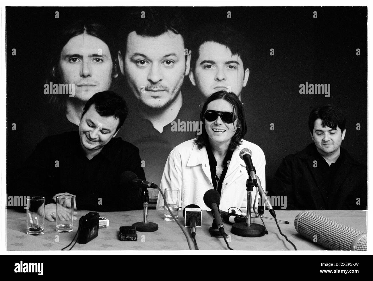 MANIC STREET PREACHERS, CONFERENZA STAMPA, 1999: James Dean Bradfield, Nicky Wire e Sean Moore della band gallese Manic Street Preachers in una conferenza stampa al Millennium Stadium di Cardiff, Galles, Regno Unito, il 1° novembre 1999. La band stava promuovendo il loro concerto notturno del millennio davanti a più di 57.000 fan la vigilia di Capodanno 1999-2000, al Millennium Stadium di Cardiff, chiamato "Leaving the 20th Century". Foto: Rob Watkins. INFO: I Manic Street Preachers, un gruppo rock gallese formatosi nel 1986, emersero come icone della scena musicale britannica degli anni '90. Noti per i loro testi politicamente caricati e le melodie tematiche Foto Stock
