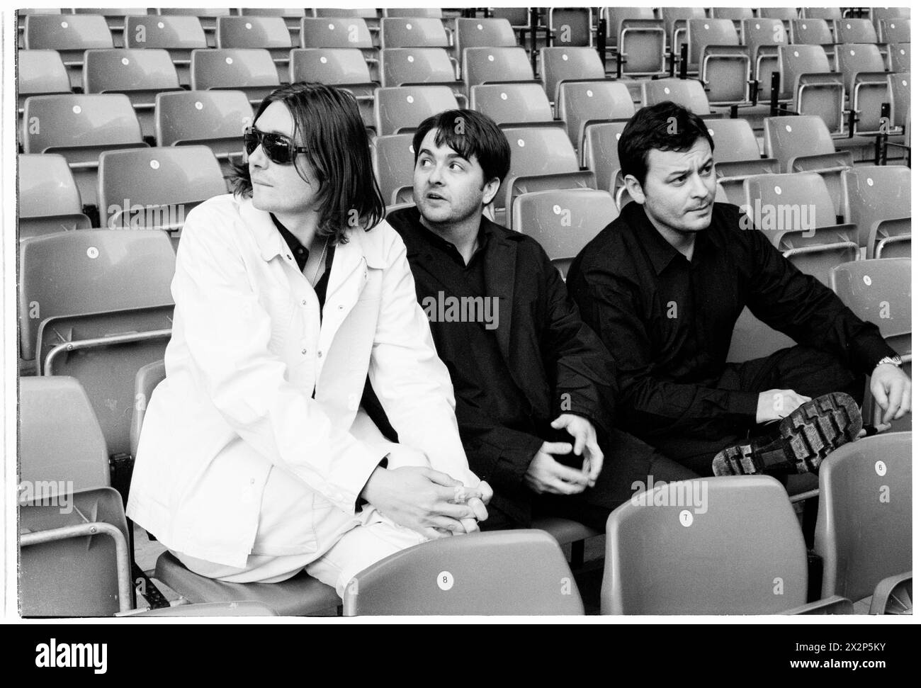 MANIC STREET PREACHERS, CONFERENZA STAMPA, 1999: James Dean Bradfield, Nicky Wire e Sean Moore della band gallese Manic Street Preachers in una conferenza stampa al Millennium Stadium di Cardiff, Galles, Regno Unito, il 1° novembre 1999. La band stava promuovendo il loro concerto notturno del millennio davanti a più di 57.000 fan la vigilia di Capodanno 1999-2000, al Millennium Stadium di Cardiff, chiamato "Leaving the 20th Century". Foto: Rob Watkins. INFO: I Manic Street Preachers, un gruppo rock gallese formatosi nel 1986, emersero come icone della scena musicale britannica degli anni '90. Noti per i loro testi politicamente caricati e le melodie tematiche Foto Stock