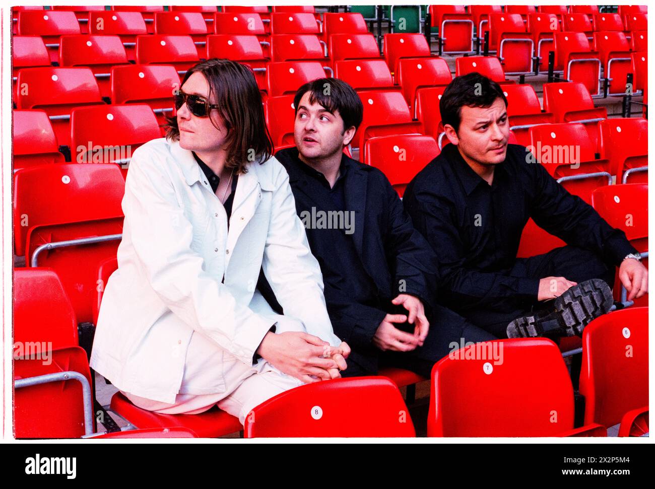 MANIC STREET PREACHERS, CONFERENZA STAMPA, 1999: James Dean Bradfield, Nicky Wire e Sean Moore della band gallese Manic Street Preachers in una conferenza stampa al Millennium Stadium di Cardiff, Galles, Regno Unito, il 1° novembre 1999. La band stava promuovendo il loro concerto notturno del millennio davanti a più di 57.000 fan la vigilia di Capodanno 1999-2000, al Millennium Stadium di Cardiff, chiamato "Leaving the 20th Century". Foto: Rob Watkins. INFO: I Manic Street Preachers, un gruppo rock gallese formatosi nel 1986, emersero come icone della scena musicale britannica degli anni '90. Noti per i loro testi politicamente caricati e le melodie tematiche Foto Stock