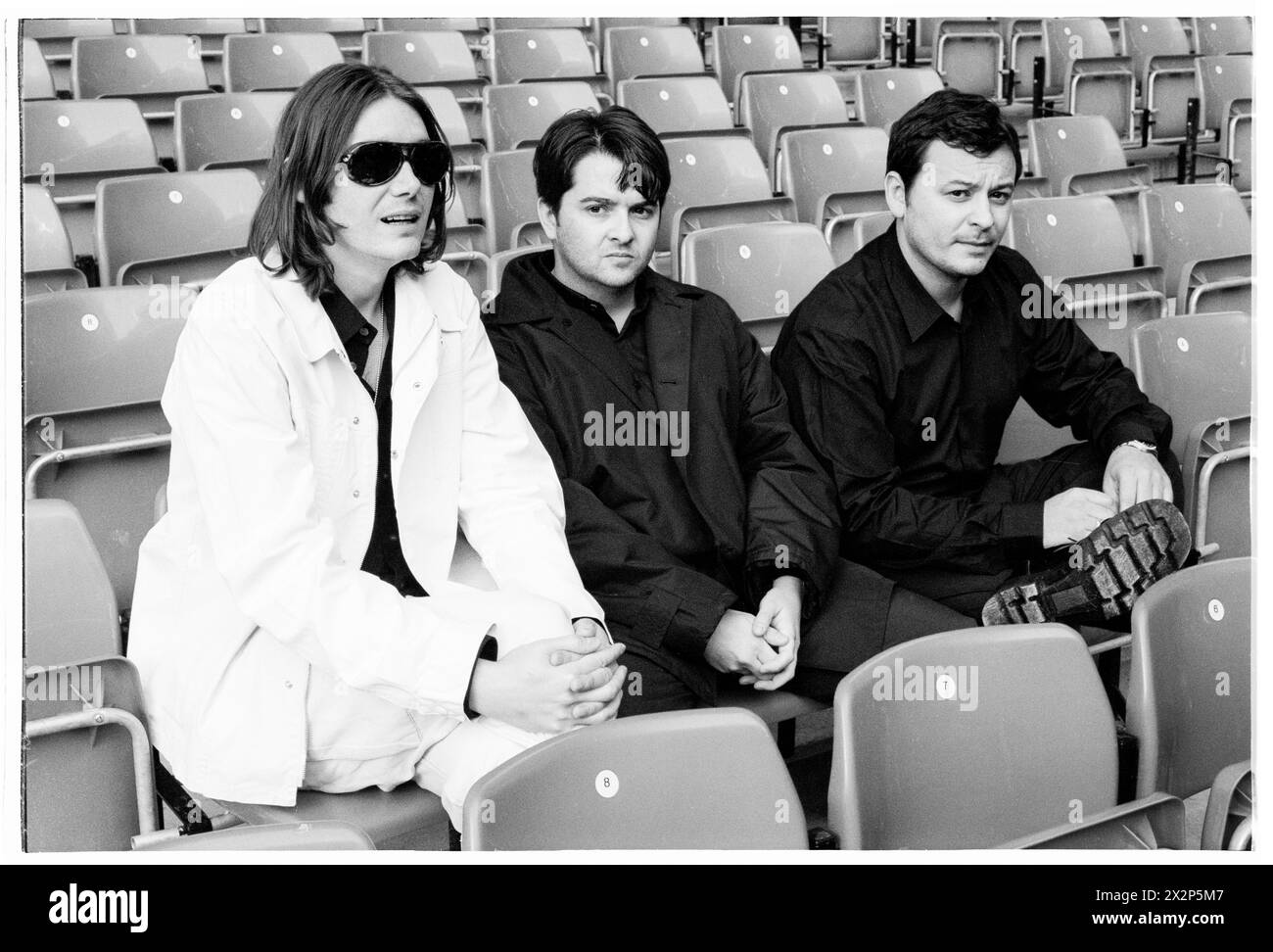 MANIC STREET PREACHERS, CONFERENZA STAMPA, 1999: James Dean Bradfield, Nicky Wire e Sean Moore della band gallese Manic Street Preachers in una conferenza stampa al Millennium Stadium di Cardiff, Galles, Regno Unito, il 1° novembre 1999. La band stava promuovendo il loro concerto notturno del millennio davanti a più di 57.000 fan la vigilia di Capodanno 1999-2000, al Millennium Stadium di Cardiff, chiamato "Leaving the 20th Century". Foto: Rob Watkins. INFO: I Manic Street Preachers, un gruppo rock gallese formatosi nel 1986, emersero come icone della scena musicale britannica degli anni '90. Noti per i loro testi politicamente caricati e le melodie tematiche Foto Stock