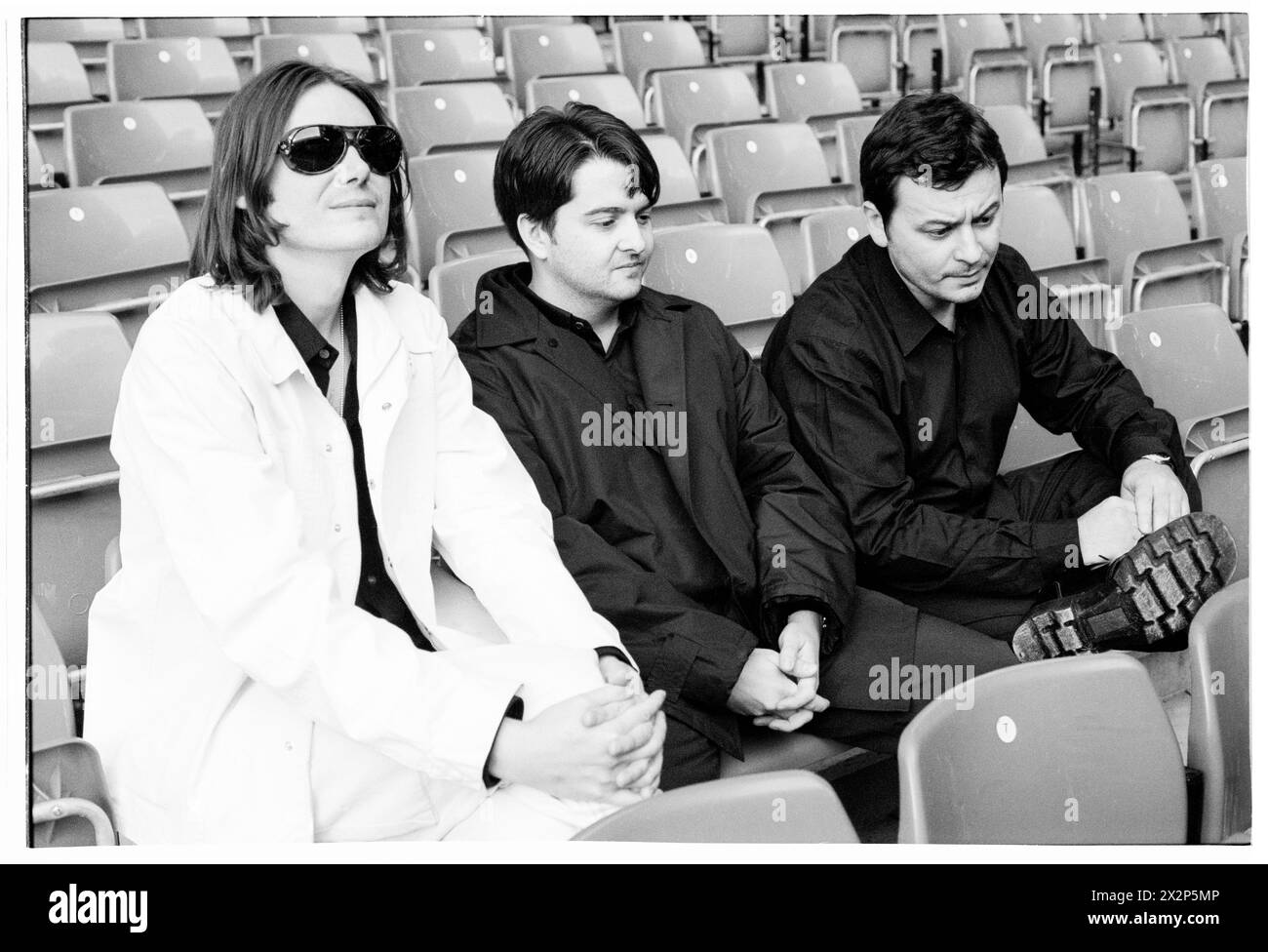 MANIC STREET PREACHERS, CONFERENZA STAMPA, 1999: James Dean Bradfield, Nicky Wire e Sean Moore della band gallese Manic Street Preachers in una conferenza stampa al Millennium Stadium di Cardiff, Galles, Regno Unito, il 1° novembre 1999. La band stava promuovendo il loro concerto notturno del millennio davanti a più di 57.000 fan la vigilia di Capodanno 1999-2000, al Millennium Stadium di Cardiff, chiamato "Leaving the 20th Century". Foto: Rob Watkins. INFO: I Manic Street Preachers, un gruppo rock gallese formatosi nel 1986, emersero come icone della scena musicale britannica degli anni '90. Noti per i loro testi politicamente caricati e le melodie tematiche Foto Stock