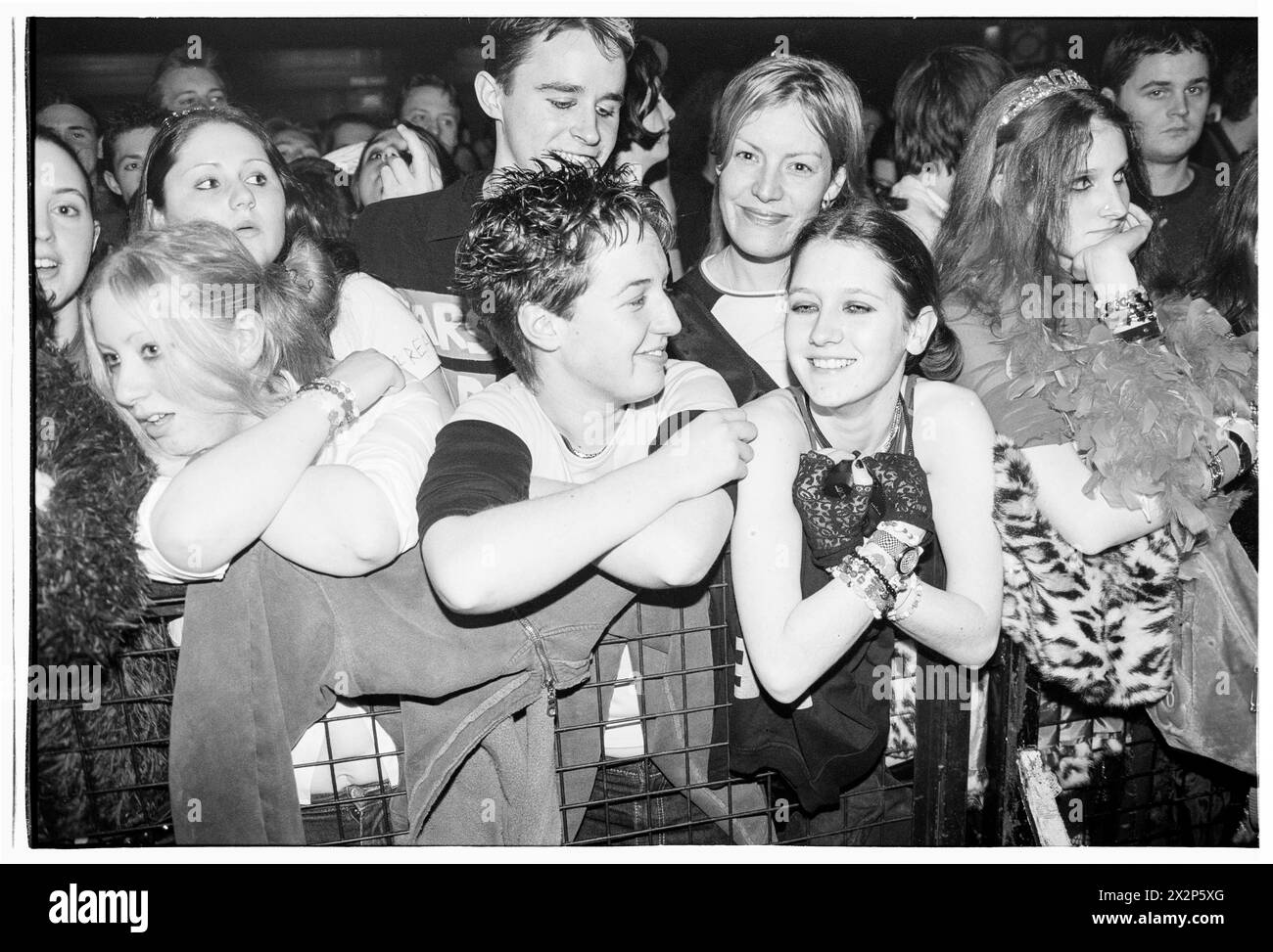 MANIC STREET PREACHERS, ALBUM PREVIEW CONCERT, FANS, 2001: The front of the Crowd per la band gallese Manic Street Preachers che suonano al BBC radio 1 Live, Coal Exchange, Cardiff, Regno Unito il 3 marzo 2001. La band stava debuttando nuove canzoni dal loro sesto album "Know Your Enemy". Foto: Rob Watkins. INFO: I Manic Street Preachers, un gruppo rock gallese formatosi nel 1986, emersero come icone della scena musicale britannica degli anni '90. Noti per i loro testi politicamente carichi e le melodie tematiche, successi come "A Design for Life" hanno consolidato il loro status di figure leggendarie nel rock alternativo. Foto Stock